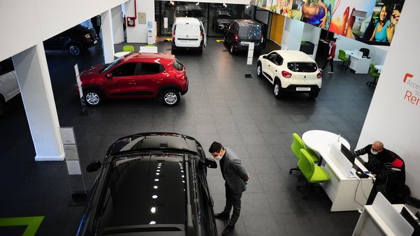 Por primera vez en 25 meses suben las ventas de autos