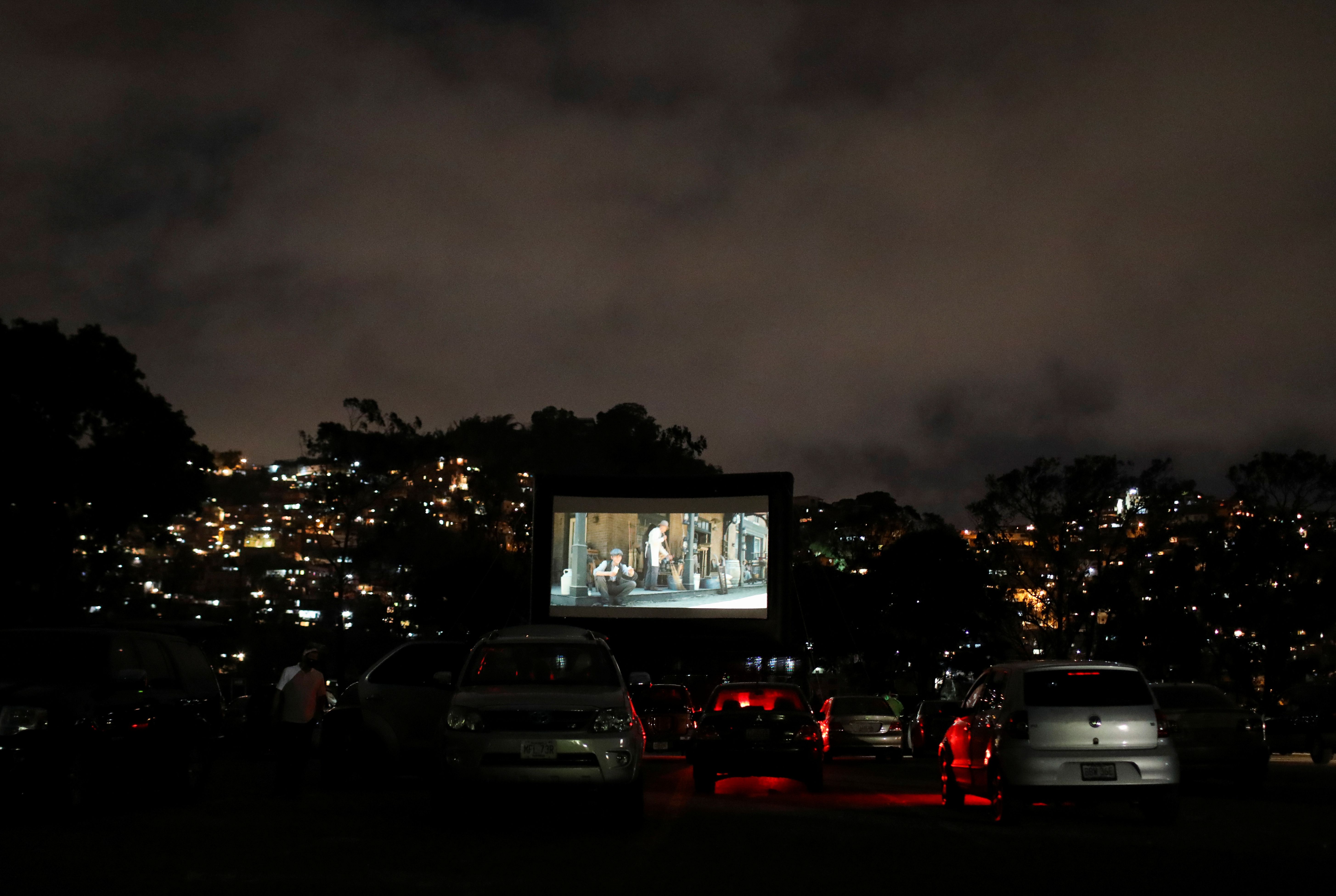 Los autos están estacionados mientras la película "The Call of the Wild" se proyecta en un cine drive-in en medio del brote de la enfermedad del coronavirus continúa en Caracas (REUTERS / Manaure Quintero) 
