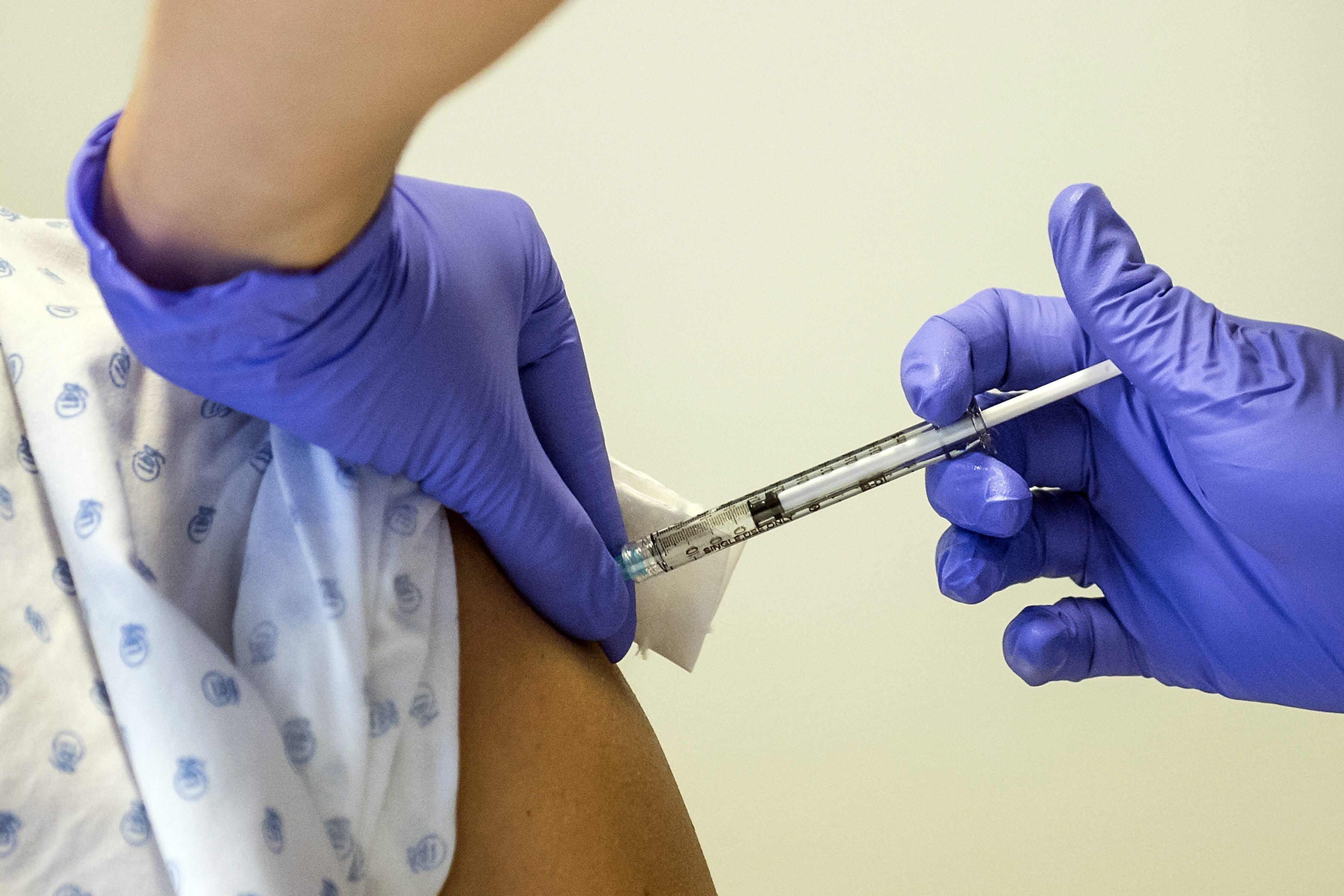 De las 120 candidatas a vacunas solo 3 o 4 podrían surtir efectos, señaló López-Gatell (Foto: EFE/Jean-Christophe Bott/Archivo) 