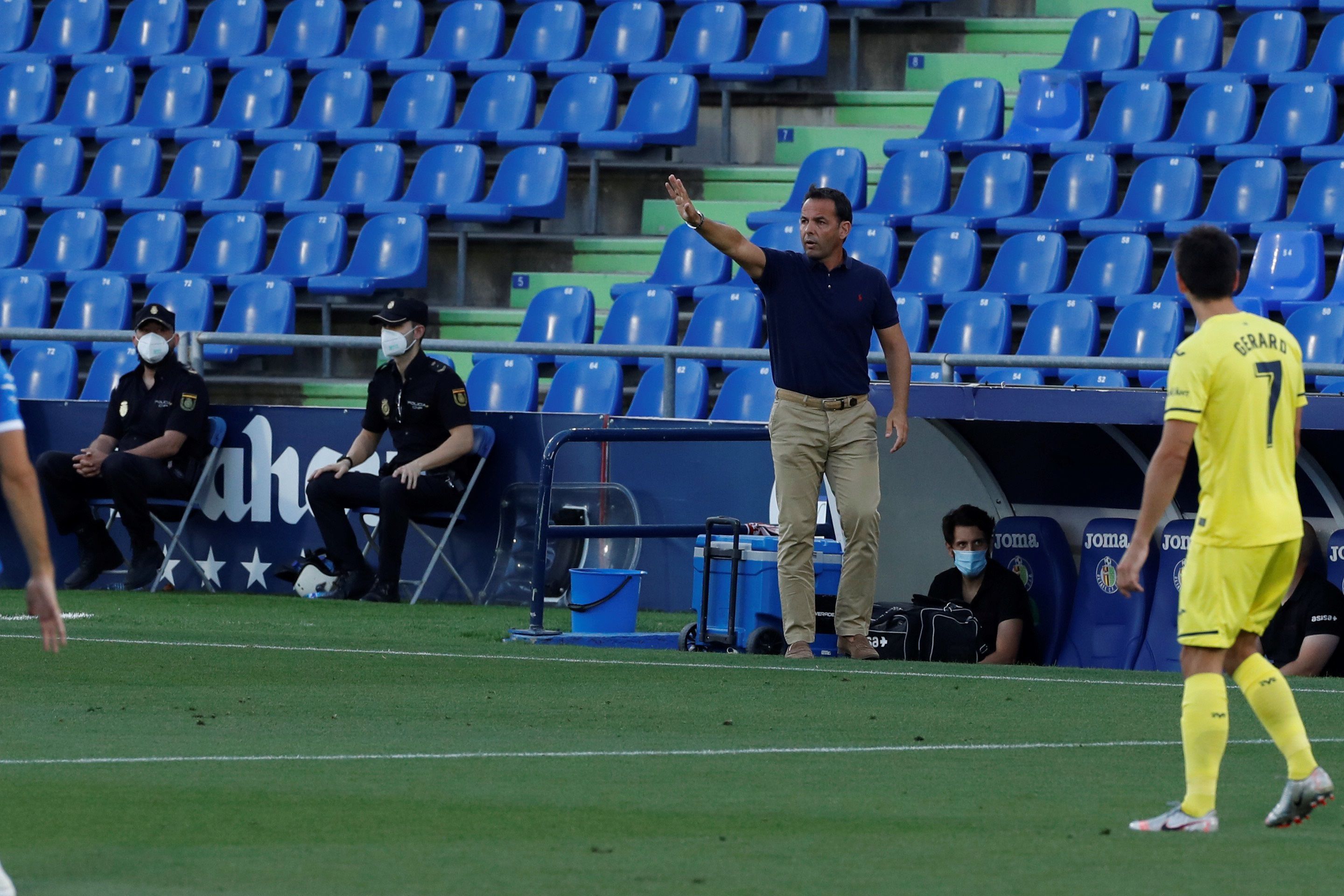 El entrenador del Villarreal, Javi Calleja (c), reacciona durante el encuentro de la 35º jornada de la Liga Santander. EFE/J.J. Guillén 