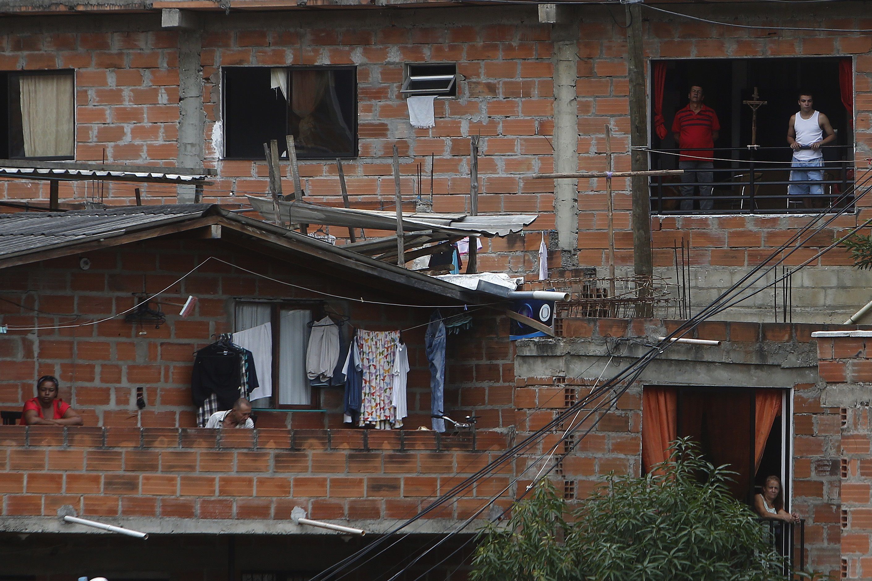 En la imagen personas desde su terraza en el barrio Antonio Nariño de la comuna 13, en Medellín (Colombia). EFE /LUIS EDUARDO NORIEGA /Archivo 
