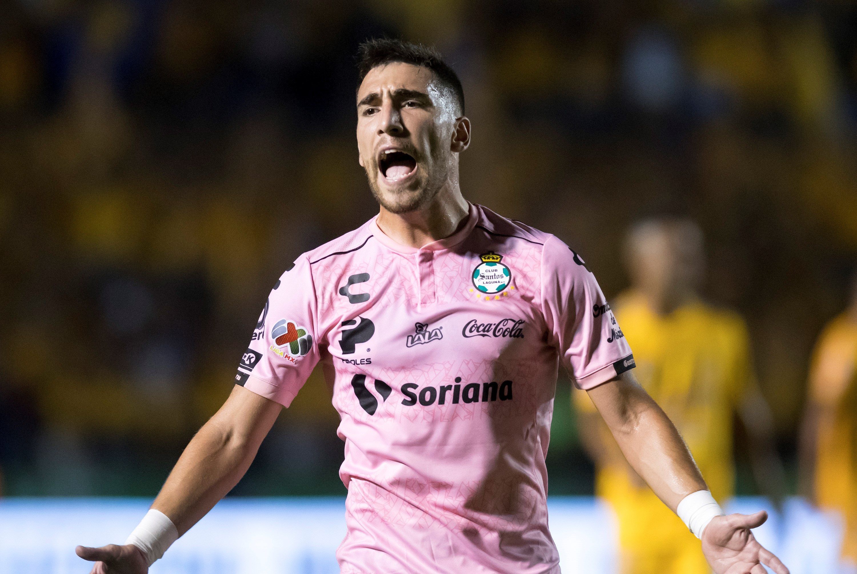 En la imagen un registro de Fernando Gorriarán, centrocampista uruguayo del Santos Laguna, quien anotó los dos goles de su equipo en la victoria 2-0 sobre las Chivas de Guadalajara. EFE/Miguel Sierra/Archivo
