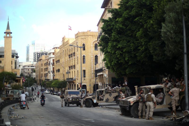 Soldados en la calle donde tuvo lugar una protesta después de la explosión del martes, en Beirut, Líbano, 9 de agosto de 2020. REUTERS/Hannah McKay