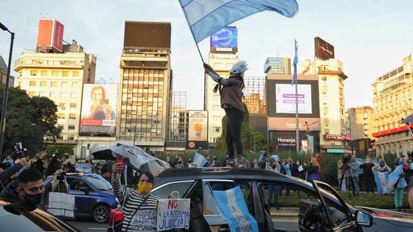 Banderazo y cacerolas: protestas en el Obelisco, la Quinta de Olivos y en distintas ciudades del país contra la reforma judicial