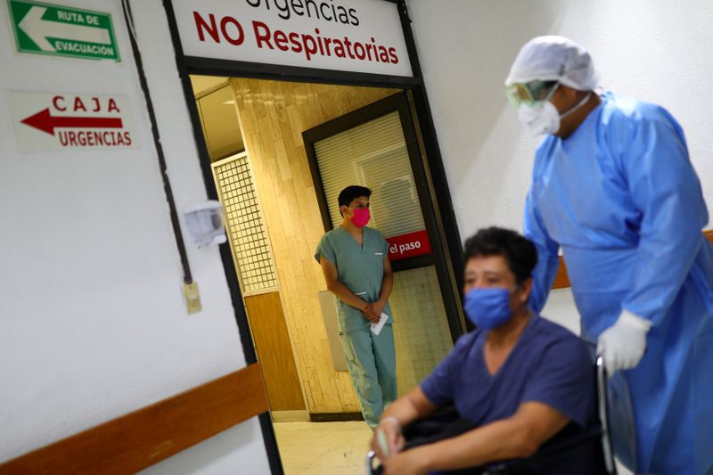 Hugo López-Gatell reveló que es muy probable que aumente el número total de casos en las próximas semanas tras ampliar el cuadro médico (Foto: REUTERS / Edgard Garrido)