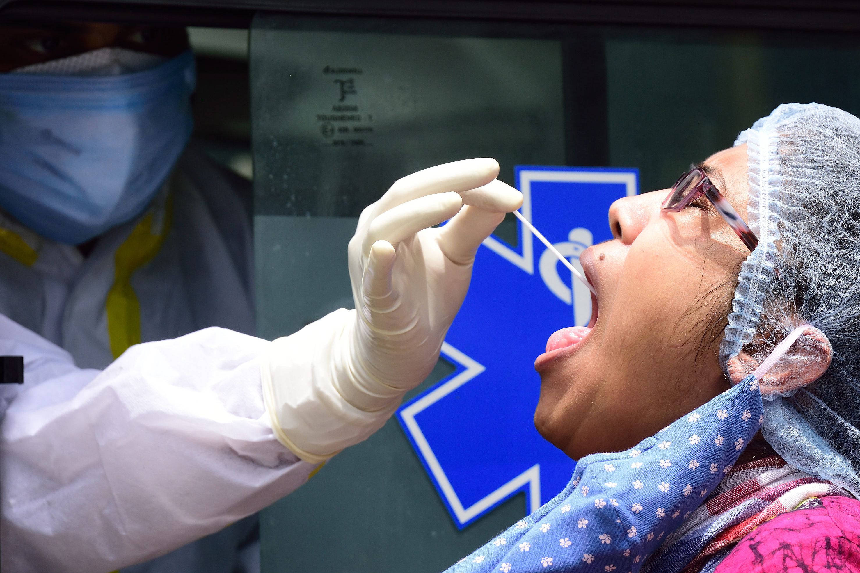 01/08/2020 01 August 2020, India, Kolkata: A health worker collects a swab sample from a woman at a mobile coronavirus (COVID-19) testing vehicle. Photo: Sumit Sanyal/SOPA Images via ZUMA Wire/dpa POLITICA INTERNACIONAL Sumit Sanyal/SOPA Images via ZUM / DPA 