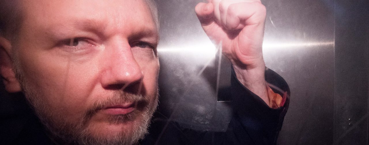 EEUU amplía acusaciones contra Assange y puede retrasar juicio de extradición