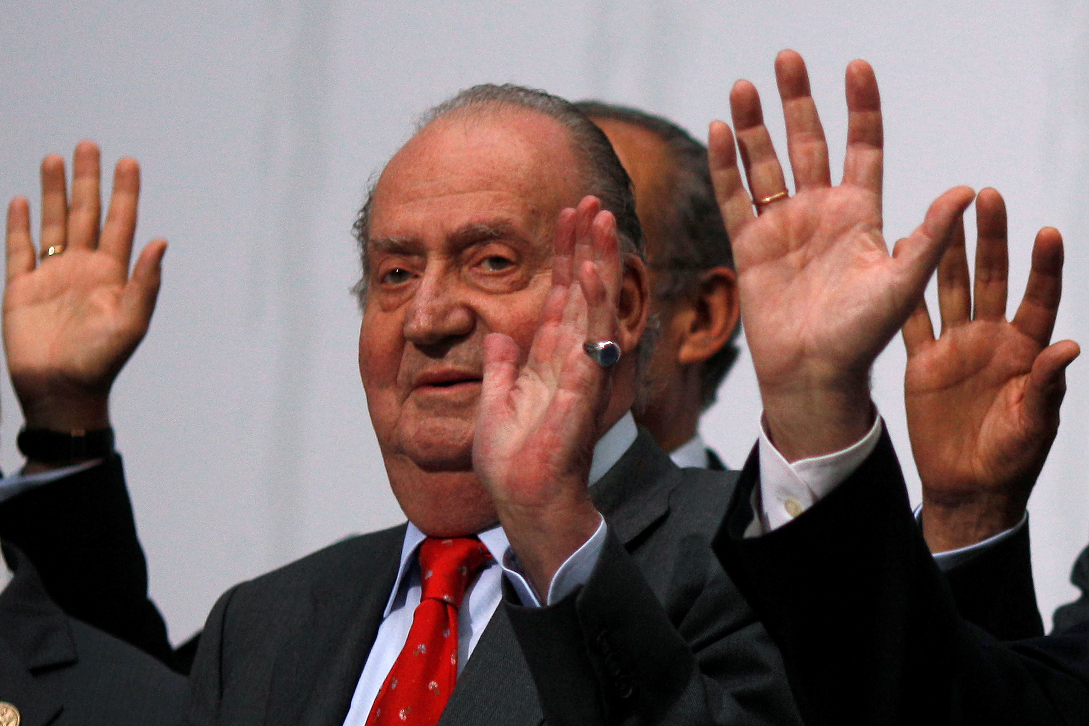 FILE PHOTO: Spanish King Juan Carlos waves during a group photo with Ibero-American leaders during the Ibero-American Summit in Cadiz, southern Spain November 17, 2012. REUTERS/Jon Nazca/File Photo