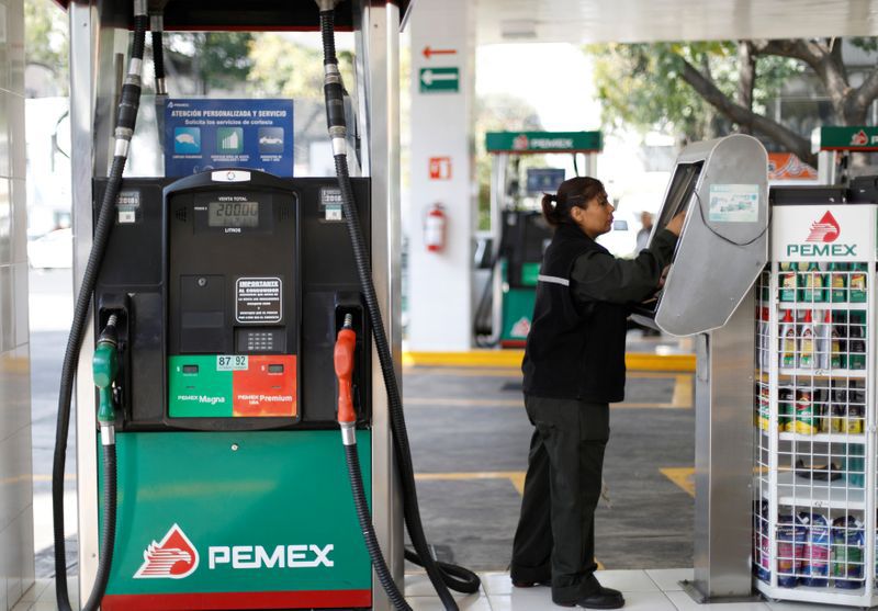 Imagen de archivo. Una trabajadora realiza un pago junto a las bombas de combustible en una gasolinera de Pemex en Ciudad de México. 8 de febrero de 2018. REUTERS / Edgard Garrido