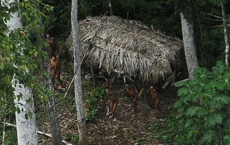 La asombrosa visita de una tribu aislada del Amazonas a otra aldea ancestral en Brasil