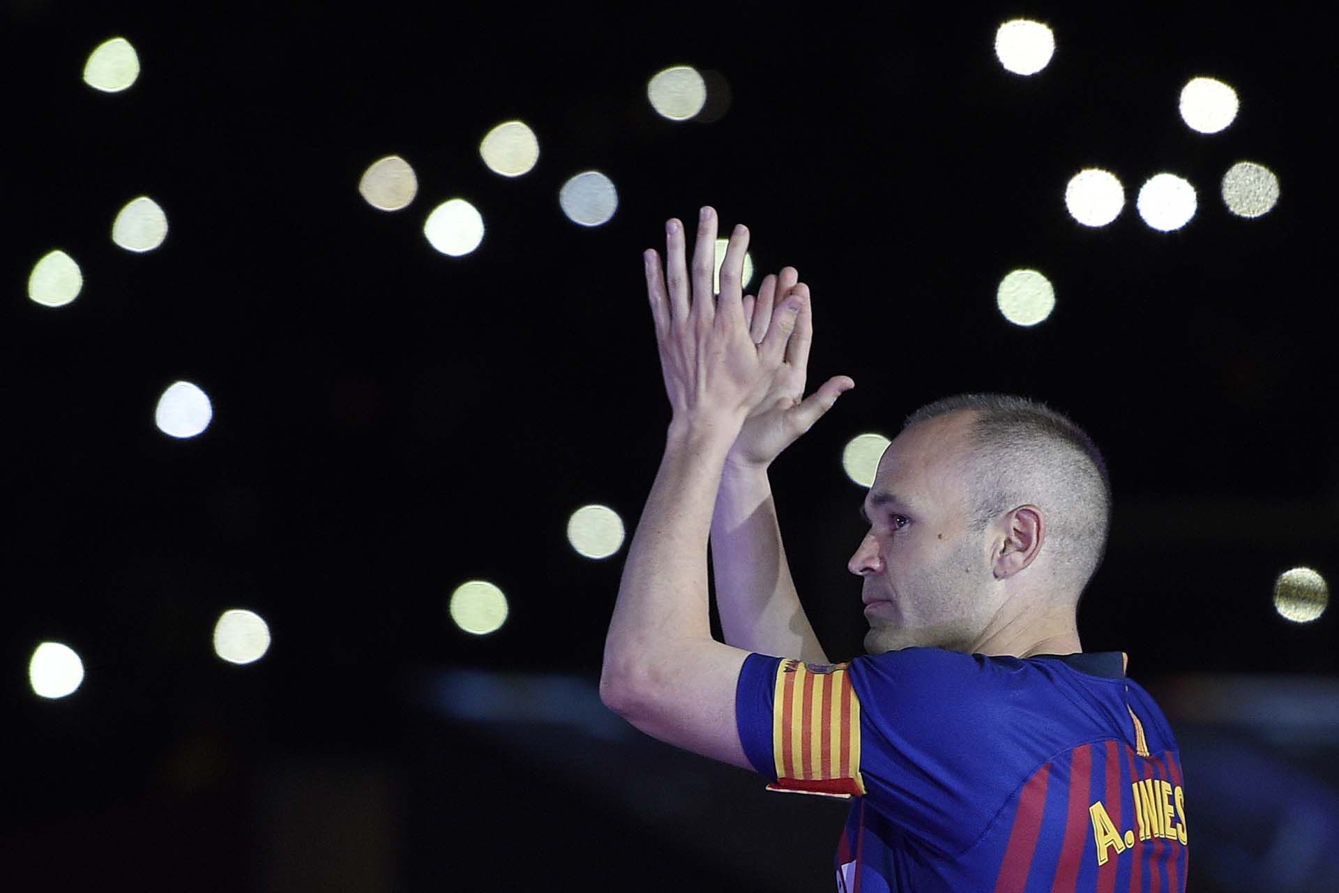 Andrés Iniesta luego de dar su última función con la camiseta del Barcelona en el Camp Nou. Foto: AFP / LLUIS GENE