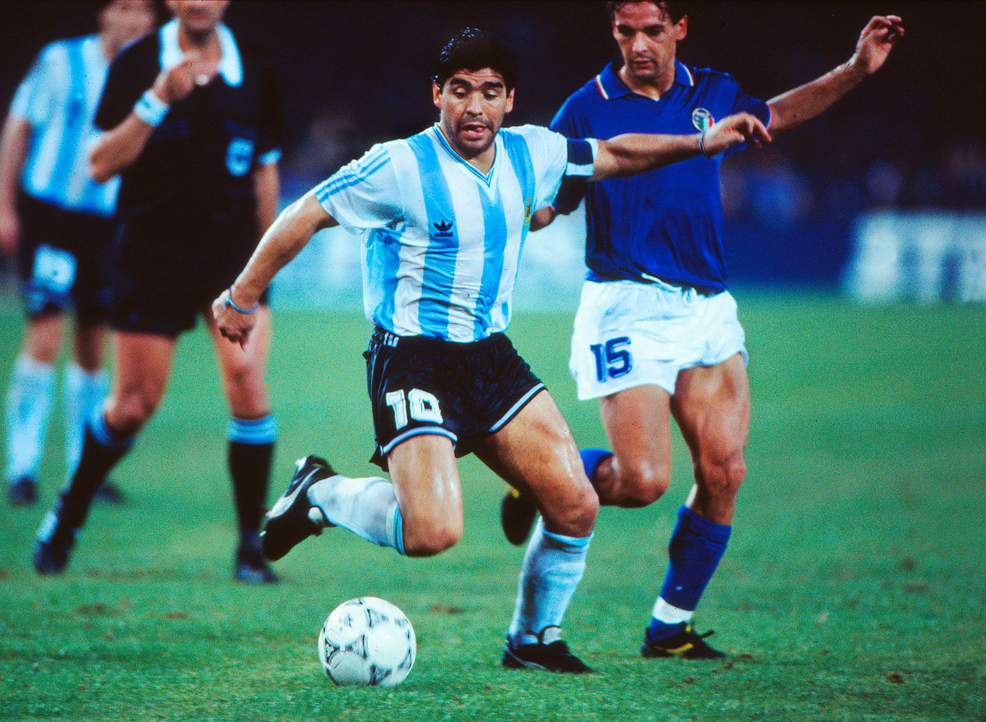 Roberto Baggio y Diego Maradona, dos cracks del fútbol mundial que comparten la misma pasión por Boca (Shutterstock)