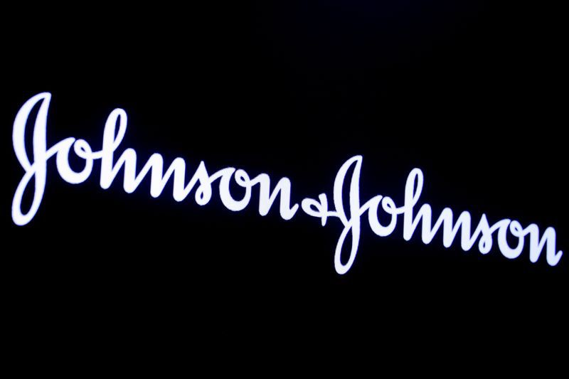 Imagen de archivo. El logotipo de Johnson & Johnson en una pantalla para celebrar el 75 aniversario de la cotización de la empresa en la Bolsa de Valores de Nueva York (NYSE) en Nueva York, EE. UU. 17 de septiembre de 2019. REUTERS / Brendan McDermid