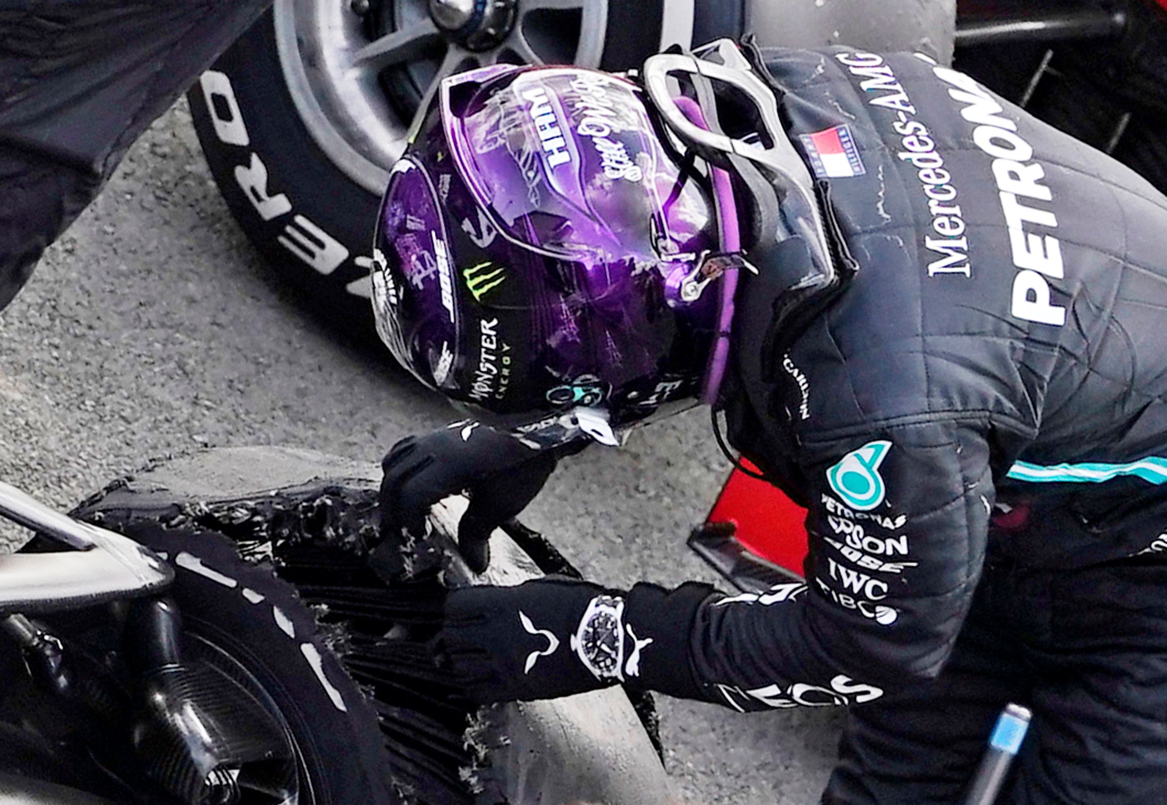 Lewis Hamilton junto al neumático que casi le arruina la carrera en Silverstone (Reutes)
