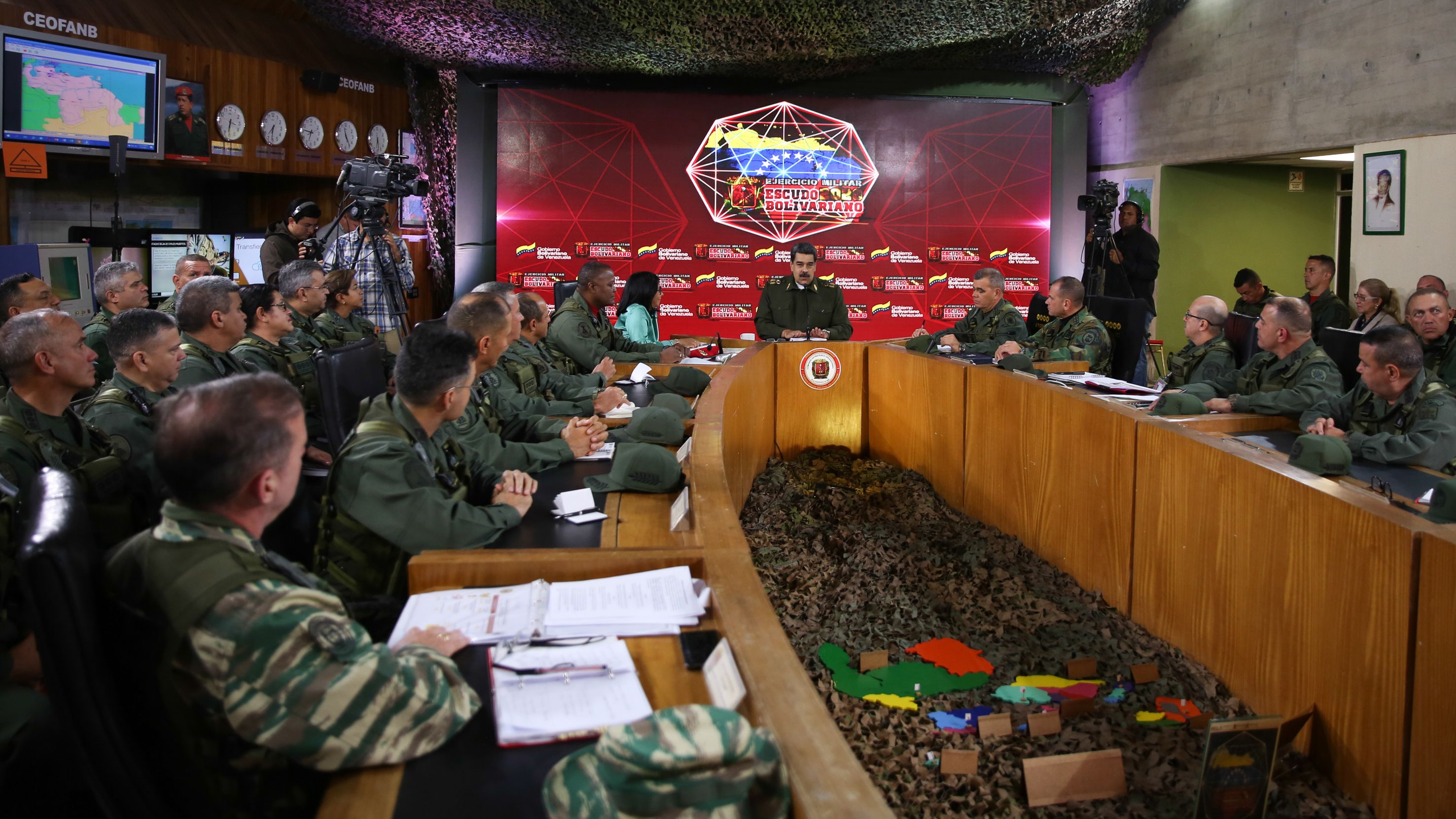 Nicolás Maduro, rodeado de autoridades militares en Caracas (MARCELO GARCIA / Venezuelan Presidency / AFP)