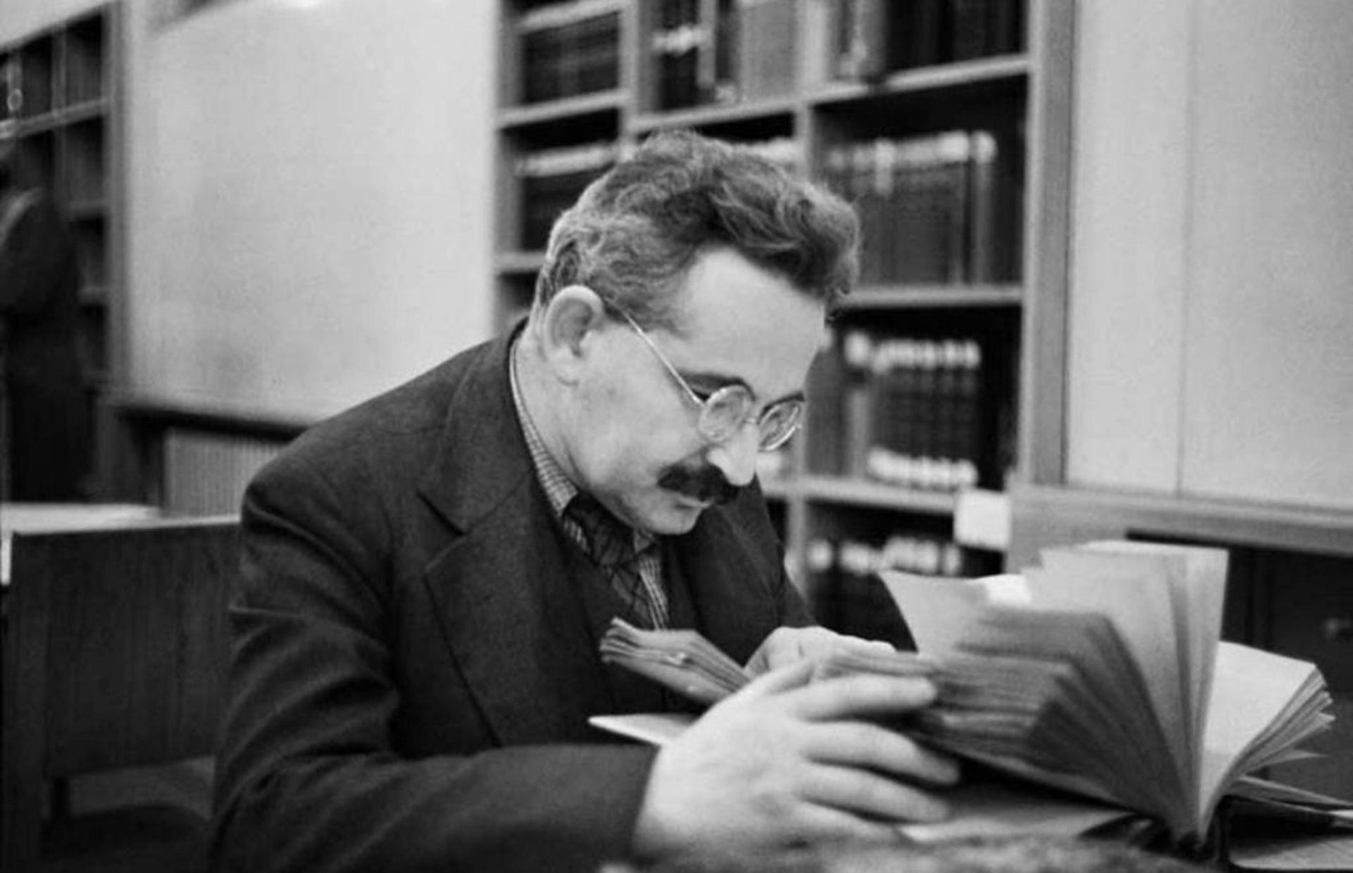 Walter Benjamin en la Biblioteca Nacional de Frankfurt en 1939