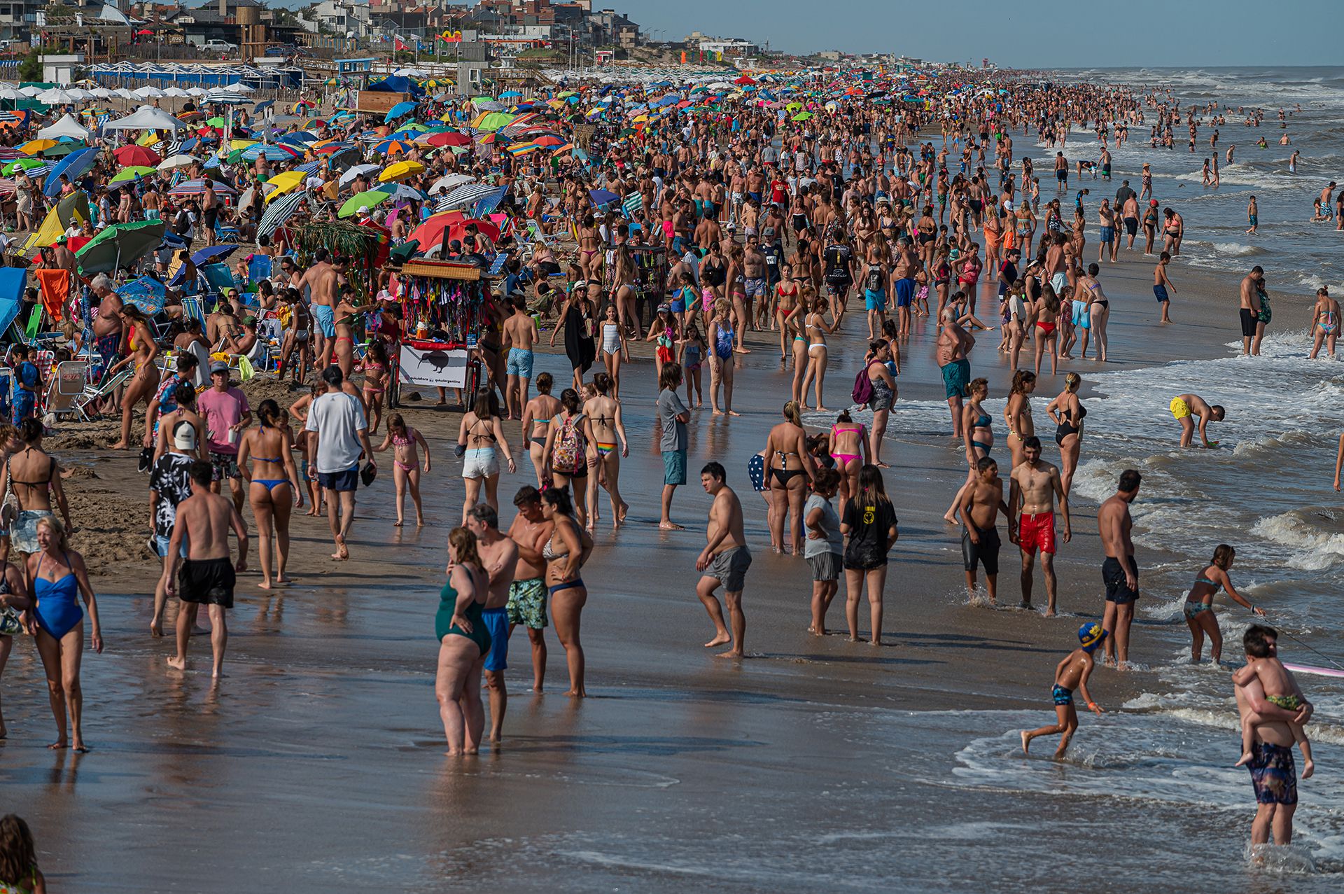 Uno de los temas que aún se deben definir es cómo se controlará la distancia social en las playas (Diego Medina)