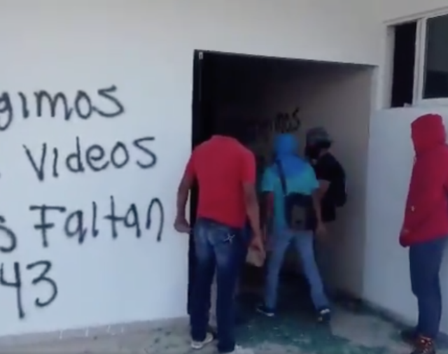Bombas caseras, piedras y palos: manifestantes vandalizaron el Congreso de Guerrero en protesta por el caso Ayotzinapa