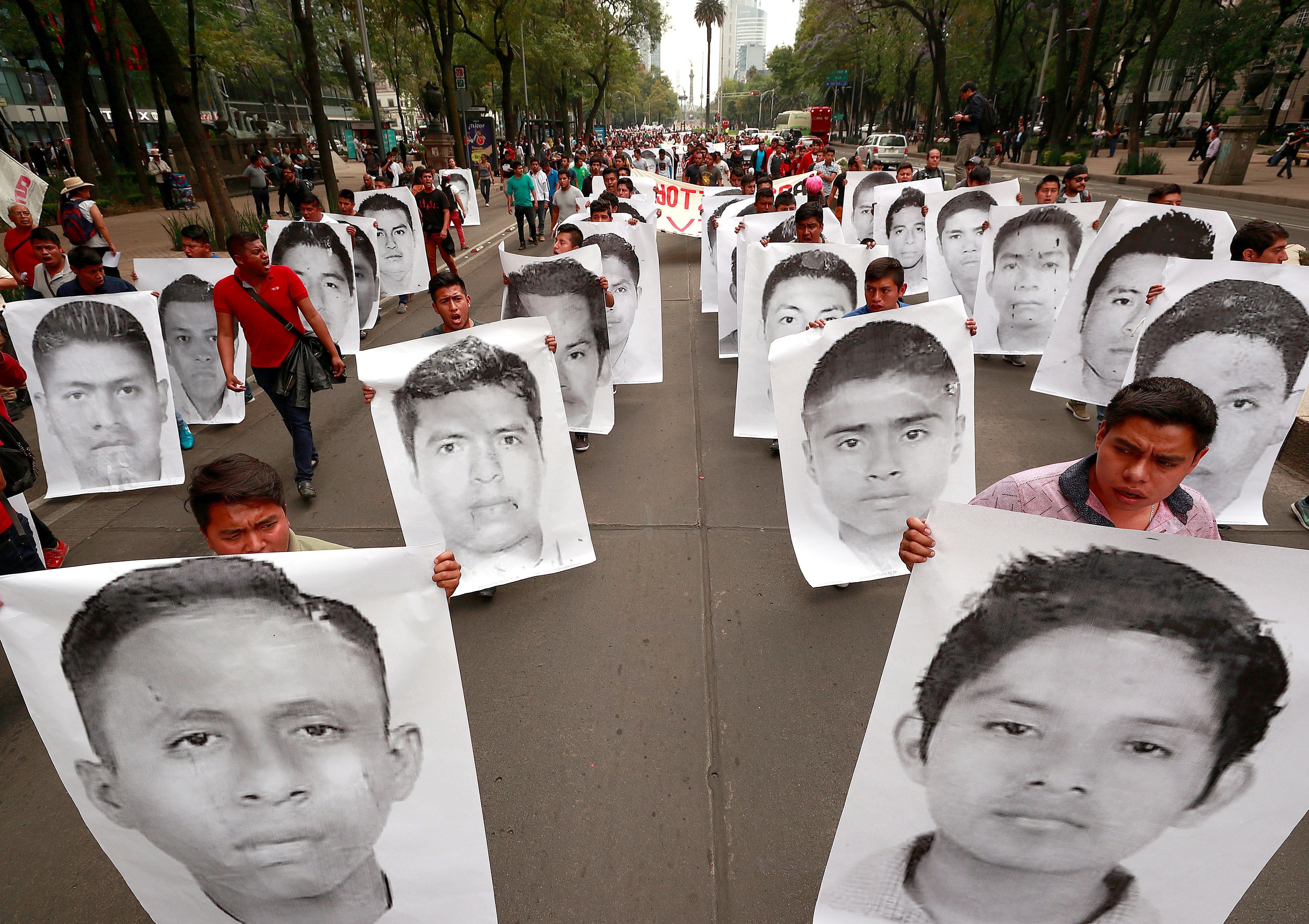 El 26 de abril de 2018, de familiares, estudiantes y simpatizantes de los 43 jóvenes desaparecidos de Ayotzinapa protestaron en la Ciudad de México Foto: EFE/José Méndez