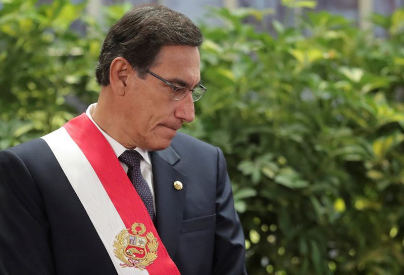 FOTO DE ARCHIVO: El presidente de Perú, Martín Vizcarra, asiste a una ceremonia de juramentación en el palacio de gobierno en Lima, Perú, el 3 de octubre de 2019. REUTERS / Guadalupe Pardo / Foto de archivo