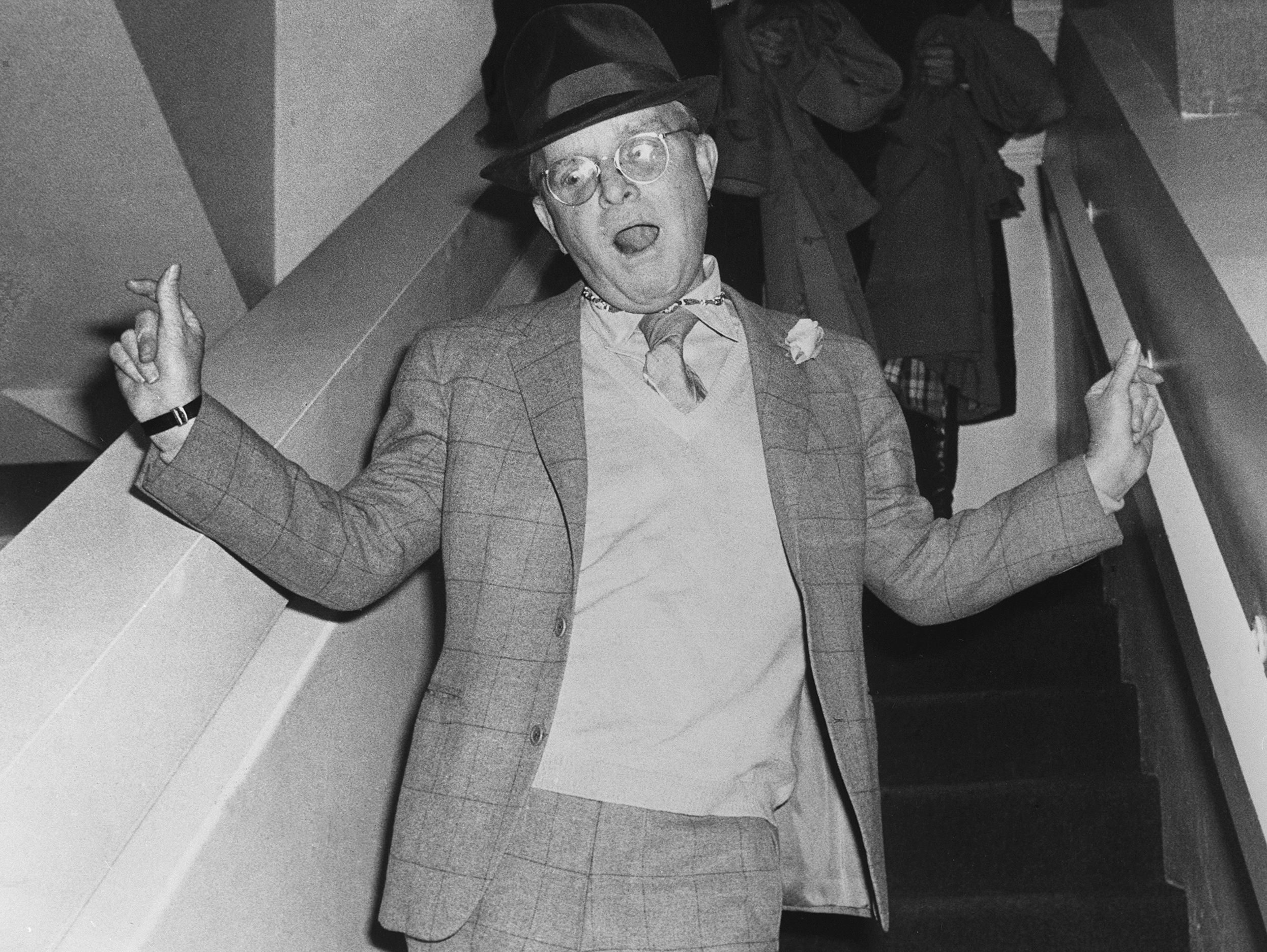 El escritor estadounidense Truman Capote a su llegada a una discoteca neoyorquina, en 1978. EFE/jgb/Archivo 