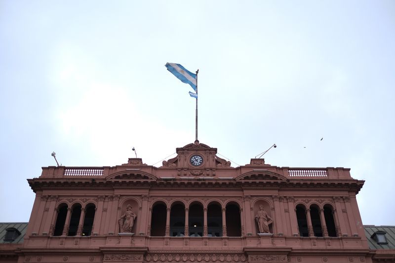 Una bandera argentina flamea sobre el Palacio Presidencial Casa Rosada en Buenos Aires, Argentina 29 octubre, 2019. REUTERS/Carlos Garcia Rawlins