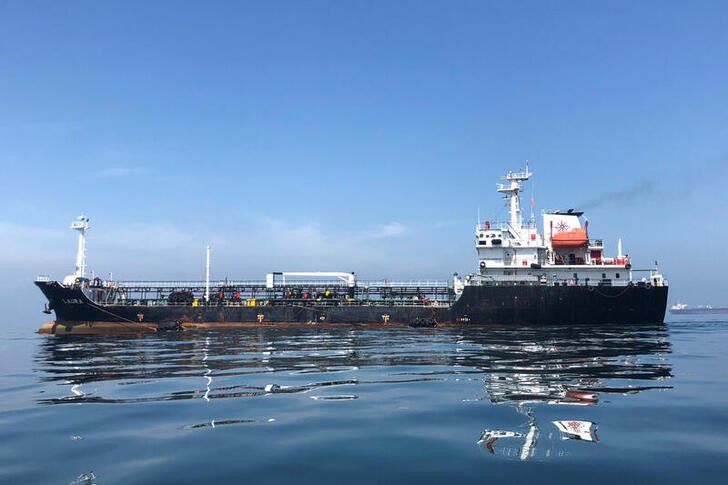 FOTO DE ARCHIVO- Imagen referencial de un barco petrolero, frente a las costas de Puerto La Cruz, Venezuela. 19 de julio de 2018. REUTERS/Alexandra Ulmer