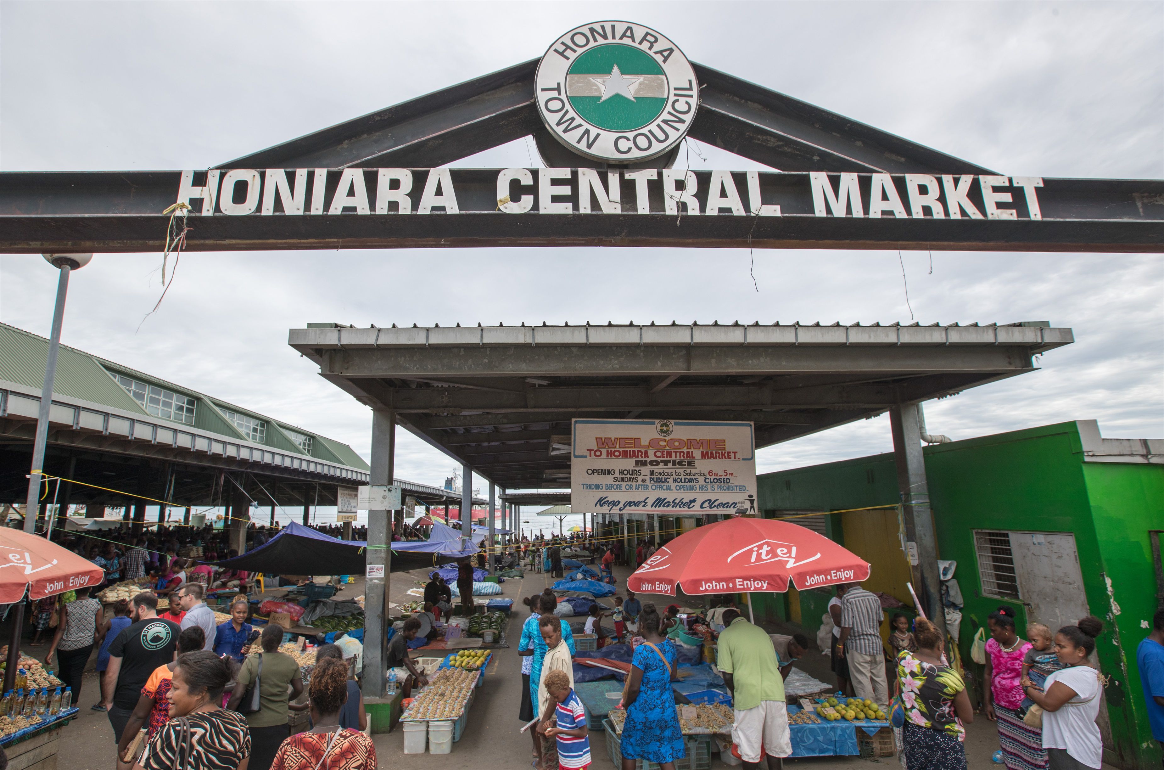 21/09/2020 Mercado Central de Honiara, en la capital de Islas Solomón.. Dos trabajadores de la ONG Ayuda Popular Noruega (NPA, por sus siglas en inglés) han muerto este domingo como consecuencia de la explosión de una bomba en Honiara, la capital de Islas Salomón. POLITICA OCEANÍA INTERNACIONAL ZHU HONGYE / ZUMA PRESS / CONTACTOPHOTO 