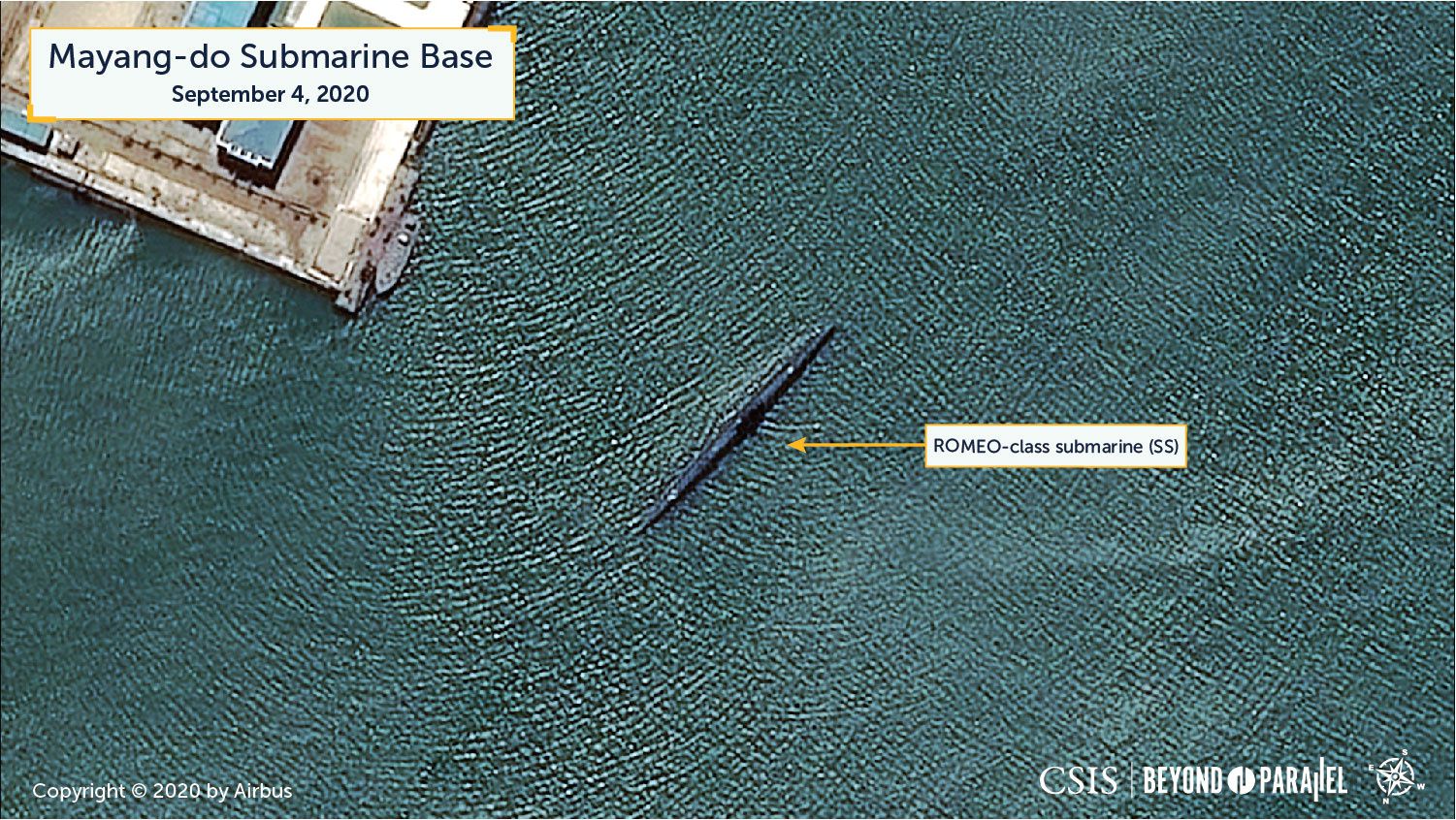 Uno de los submarinos de clase Romeo en la bahía de Mayang-do (CSIS/Reuters)