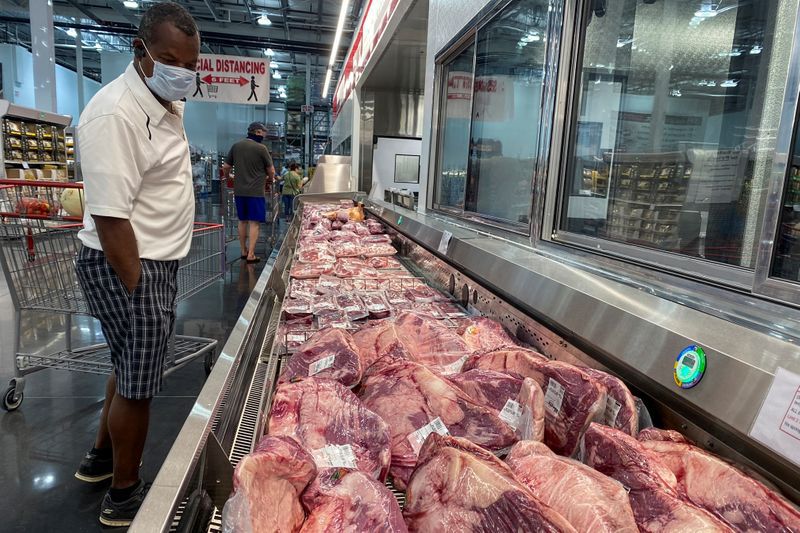 FOTO DE ARCHIVO. Un hombre con una mascarilla mira hacia la carne de vacuno en la sección de carnicería de una tienda Costco, en Webster, Texas, EEUU. 5 de mayo de 2020. REUTERS/Adrees Latif