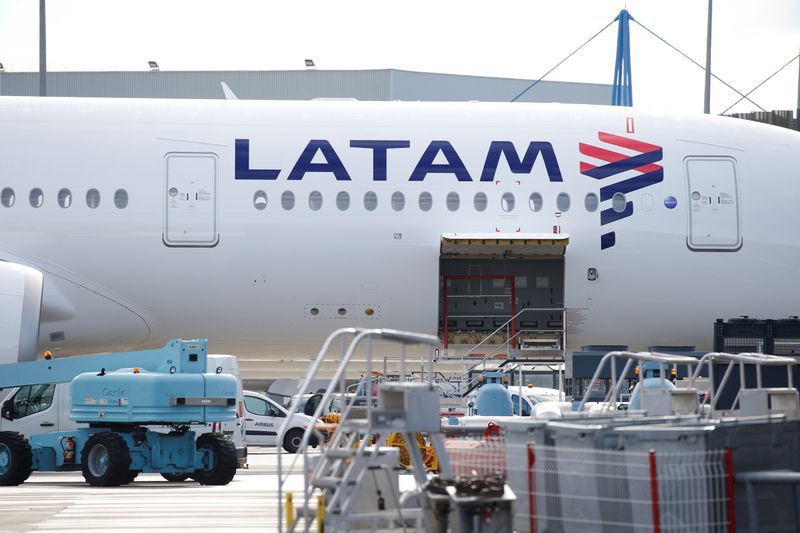 Foto de archivo. El logotipo de LATAM Airlines en un avión Airbus en Colomiers, cerca de Toulouse, Francia. 6 de noviembre de 2018. REUTERS/Regis Duvignau
