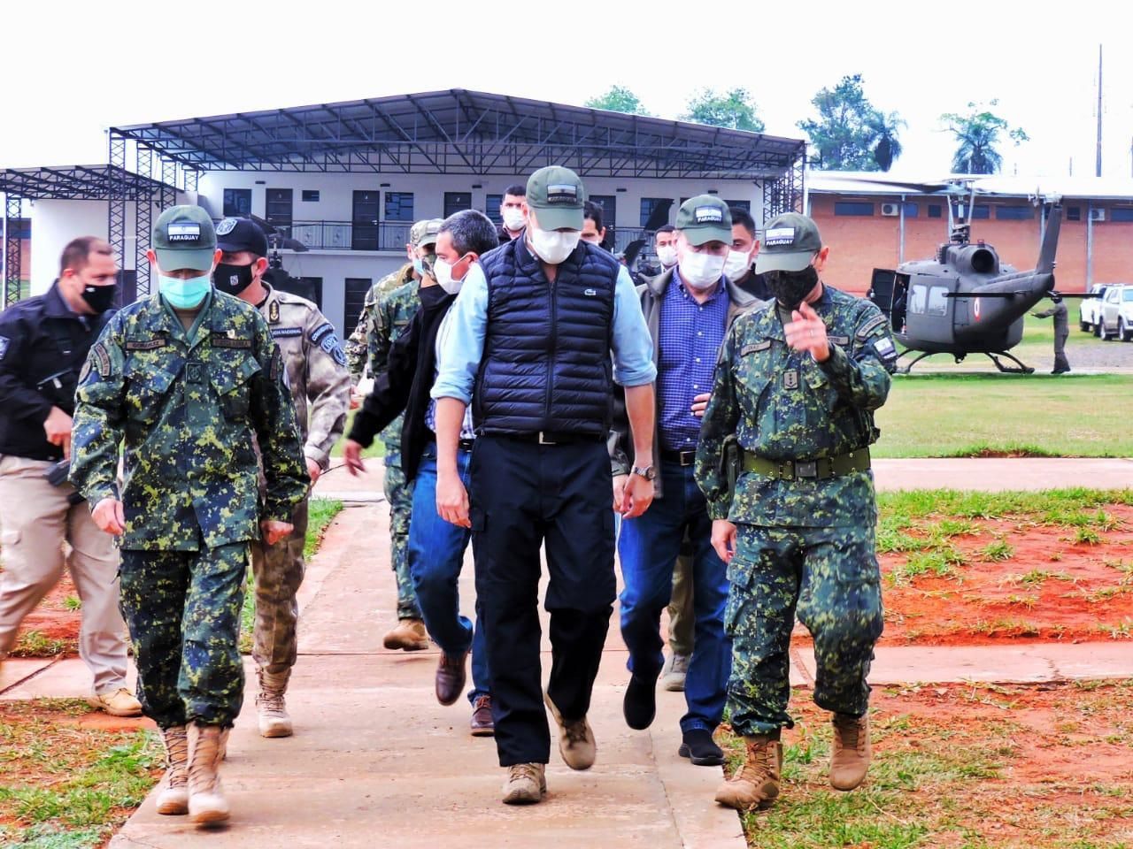 Fotografía cedida que muestra al presidente de Paraguay, Mario Abdo Benítez, este jueves, 17 de septiembre, en el Comando de Operaciones de Defensa Interna-Fuerza de Tarea Conjunta (CODI-FTC), en Arroyito (departamento de Concepción). EFE/Presidencia 