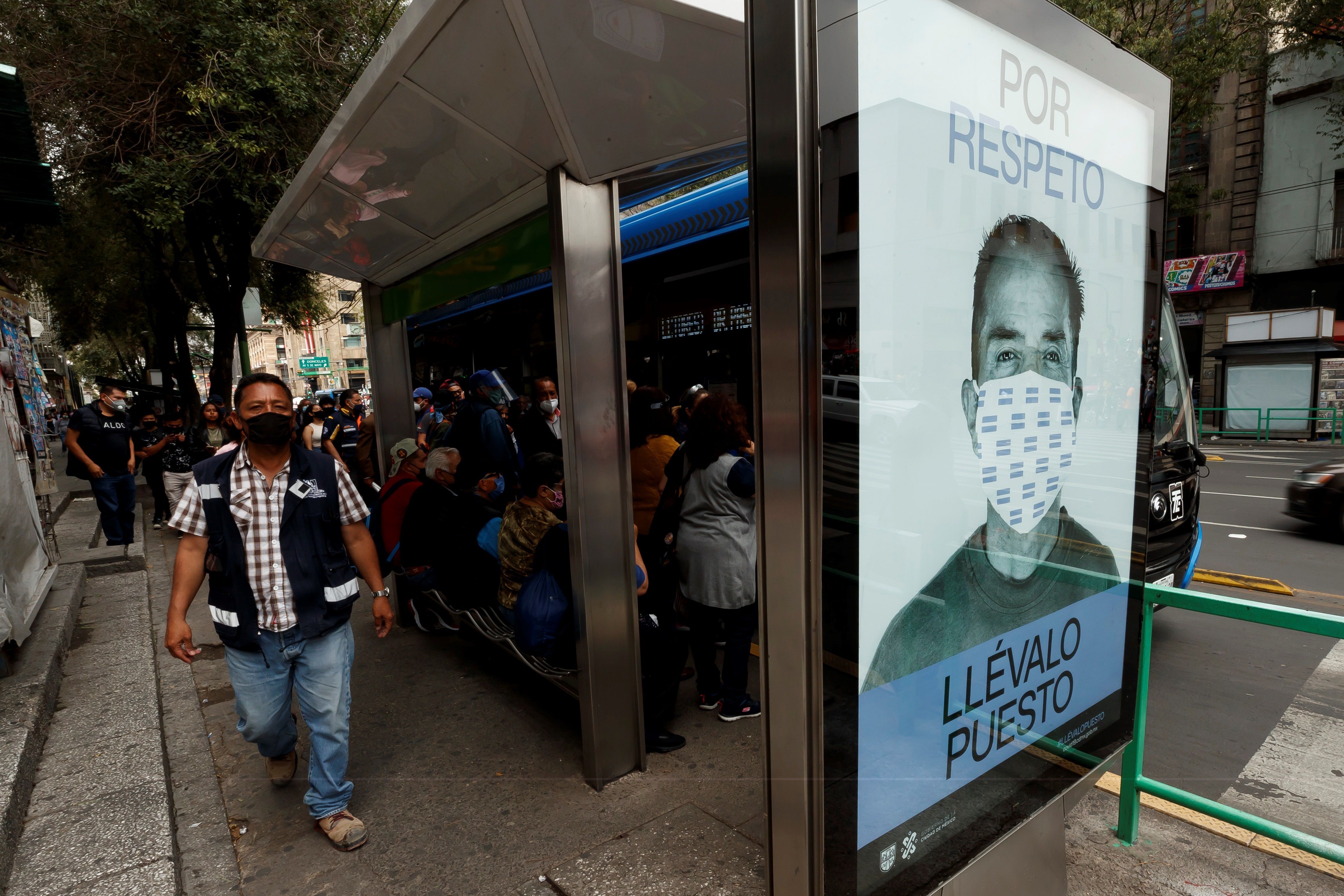 Fotografía de una publicidad que promueve el uso correcto del tapabocas, el pasado 12 de septiembre de 2020, en una estación de autobuses en el centro histórico de Ciudad de México (México). EFE/José Méndez 