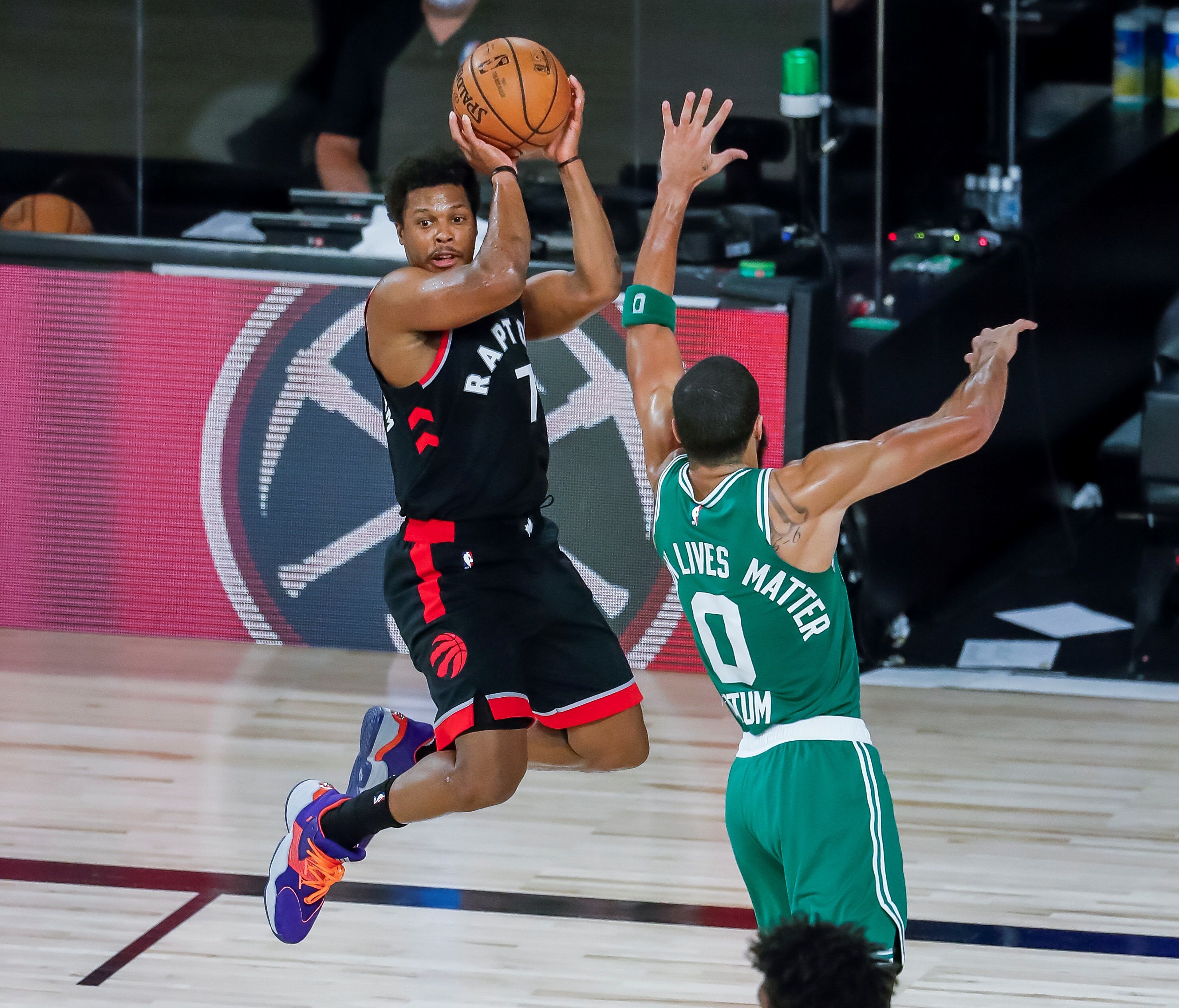 Los Raptors de Toronto, actuales campeones de la NBA, evitaron la eliminación y se mantuvieron con vida en las semifinales de la Conferencia Este que consiguieron empatar (3-3) ante los Celtics de Boston. EFE/EPA/ERIK S. LESSER 