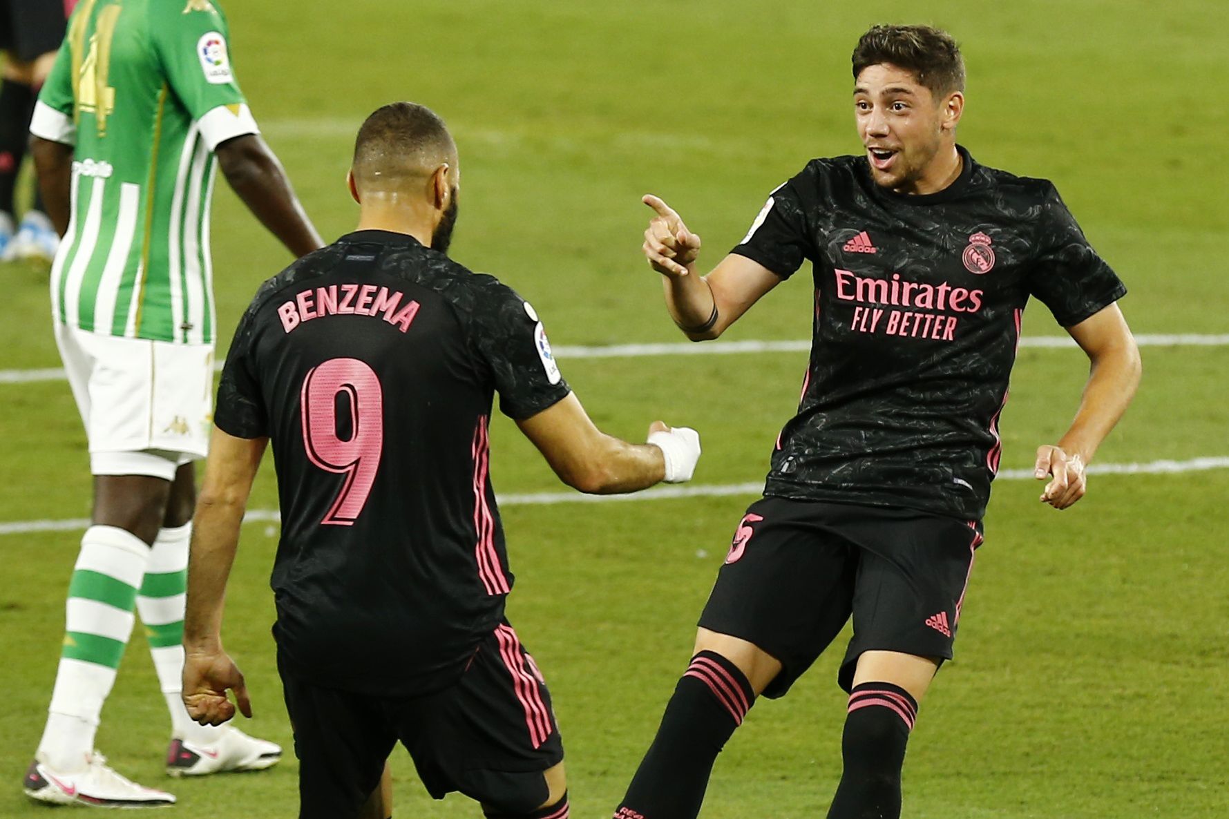 Federico Valverde celebra su gol con Karim Benzema en el arranque del primer tiempo (REUTERS)