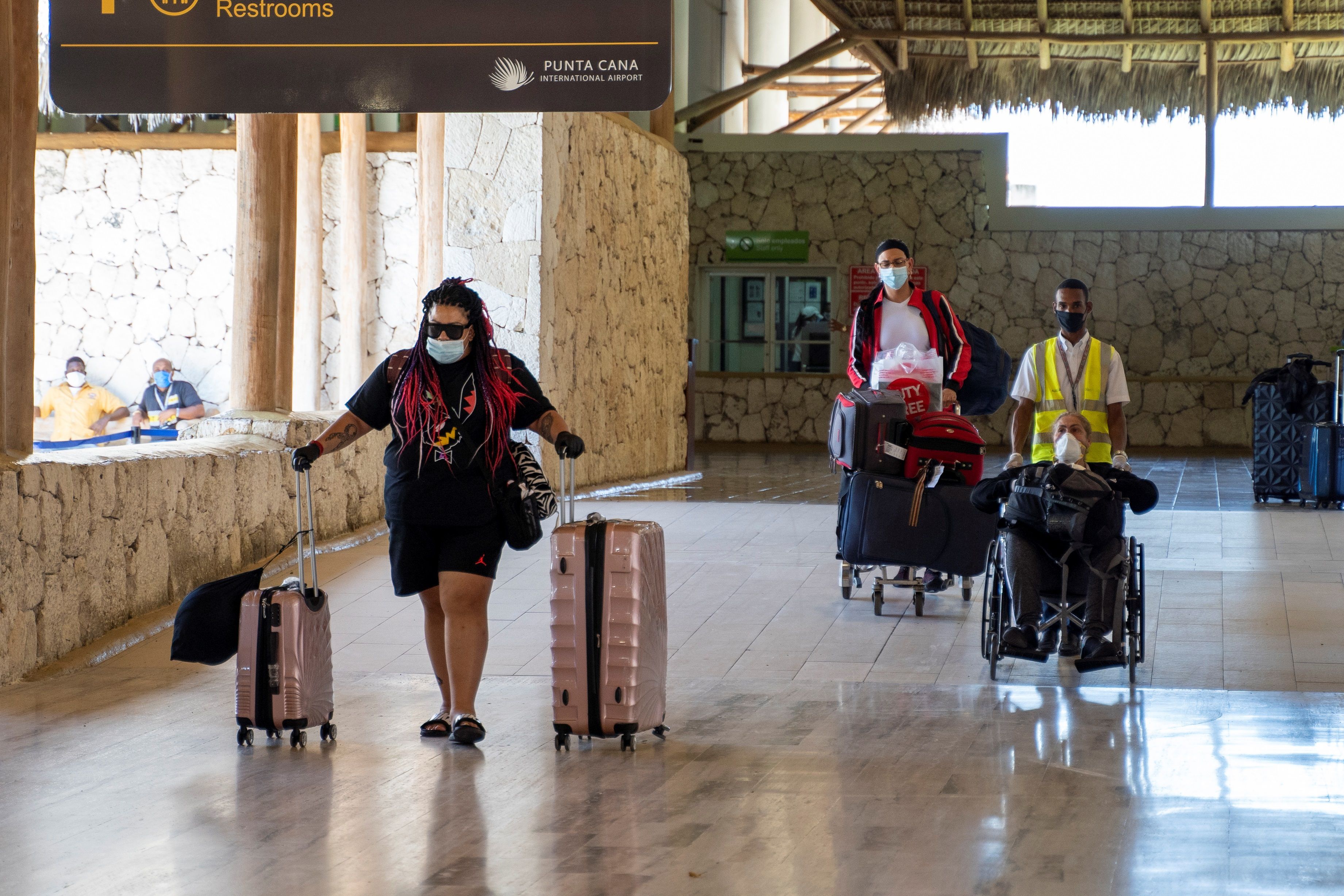Pasajeros que llegan a Punta Cana, en un vuelto que aterriza en el Aeropuerto Internacional de Punta Cana (R.Dominicana), . EFE/Francesco Spotorno/Archivo 
