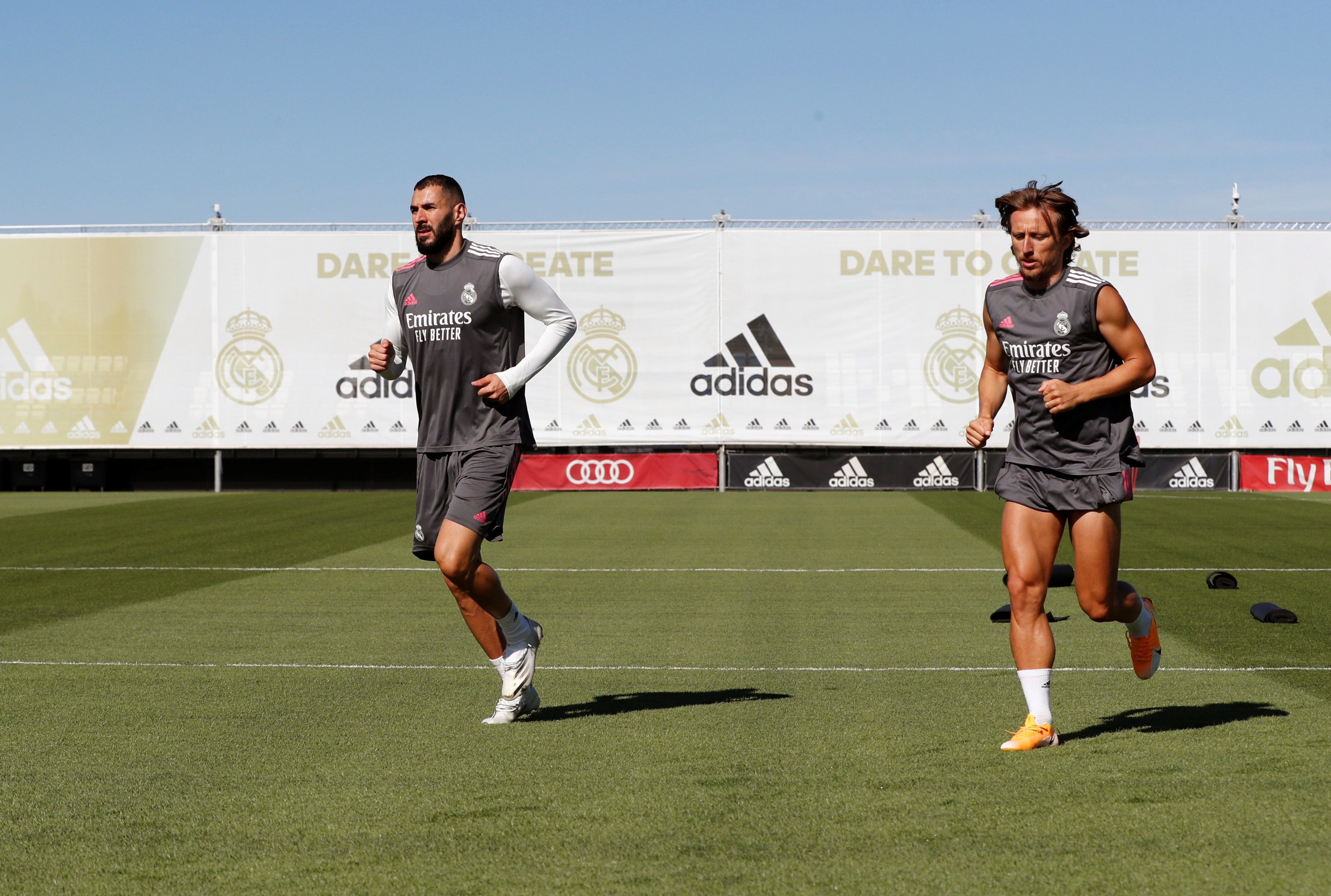El delantero del Real Madrid Karim Benzema (i) y el centrocampista Luka Modric (d) asisten al entrenamiento del equipo en Valdebebas, Madrid, este lunes. EFE/ Real Madrid 