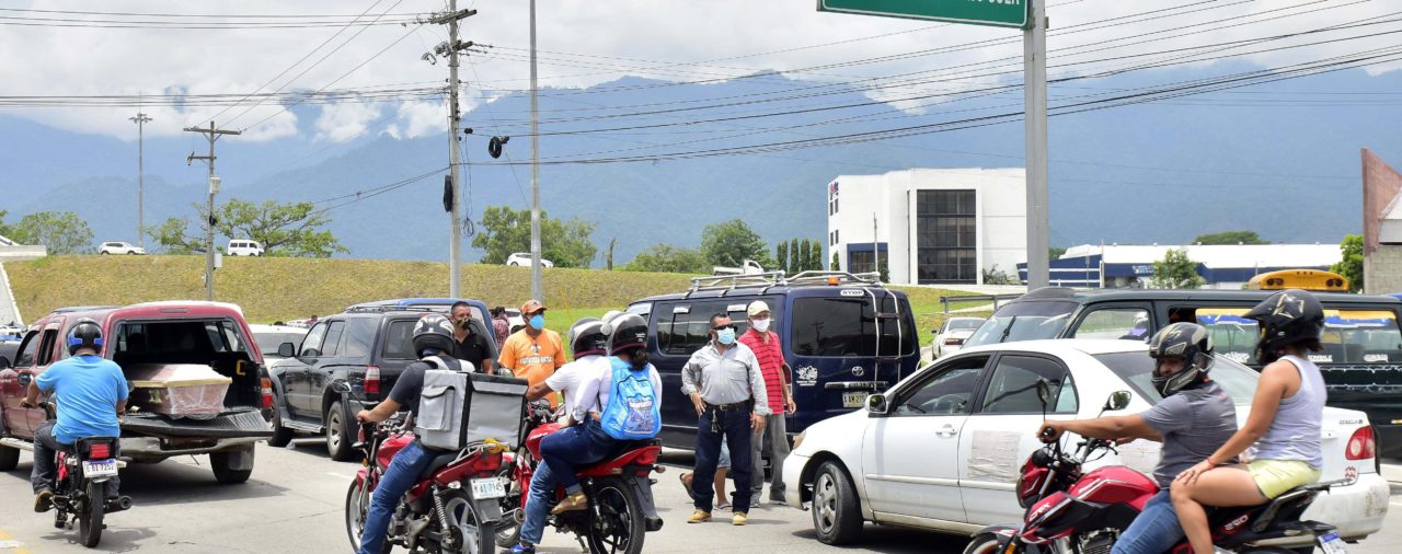 Transportistas hondureños bloquean calles para exigir ayuda estatal y trabajo