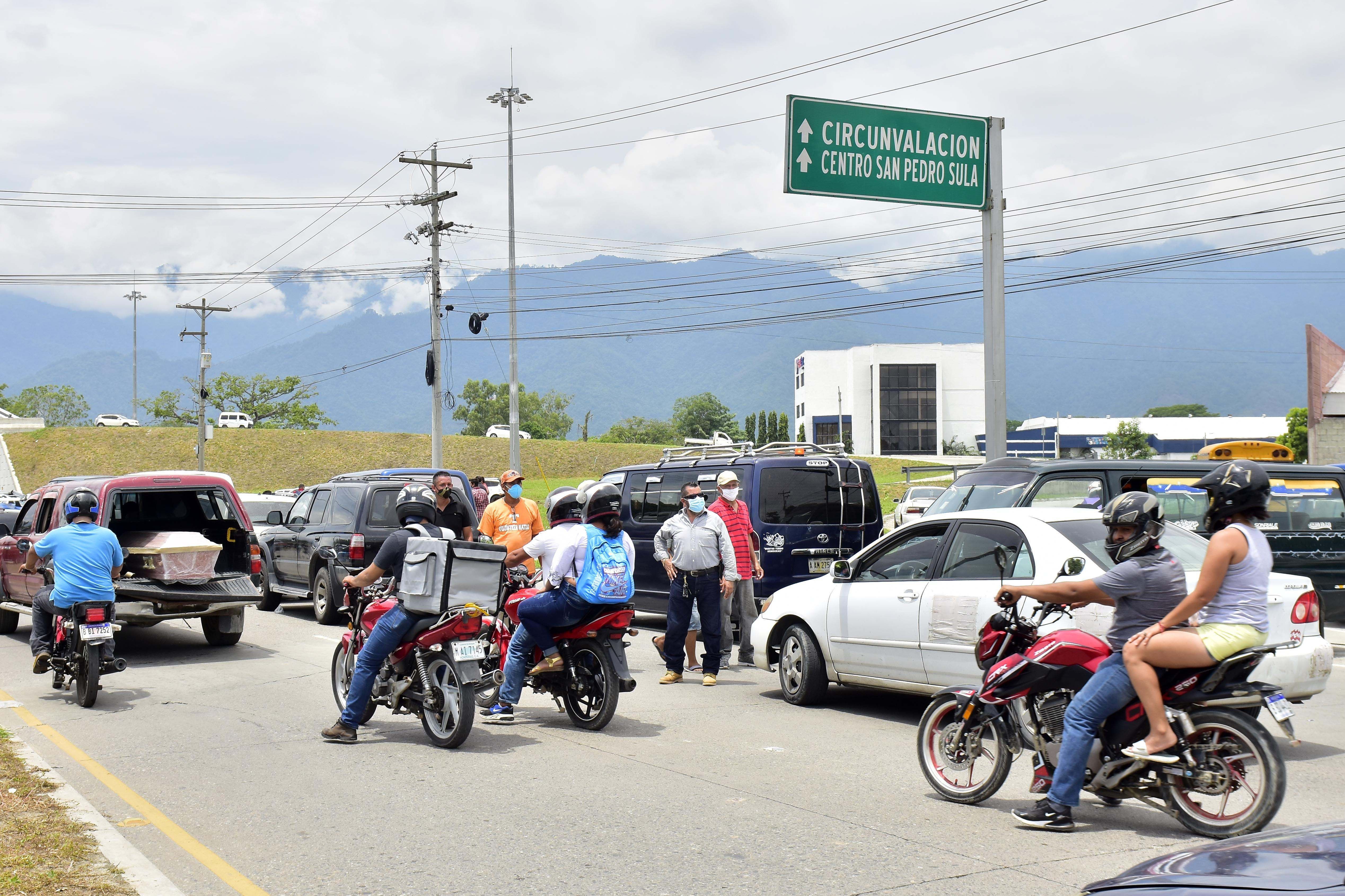 Conductores del transporte público realizan un paro exigiendo se les permita retornar a sus labores en medio de la pandemia por COVID-19, hoy en San Pedro Sula (Honduras). EFE/José Valle 