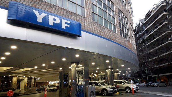 YPF prepara otros tres aumentos de combustibles entre octubre y diciembre