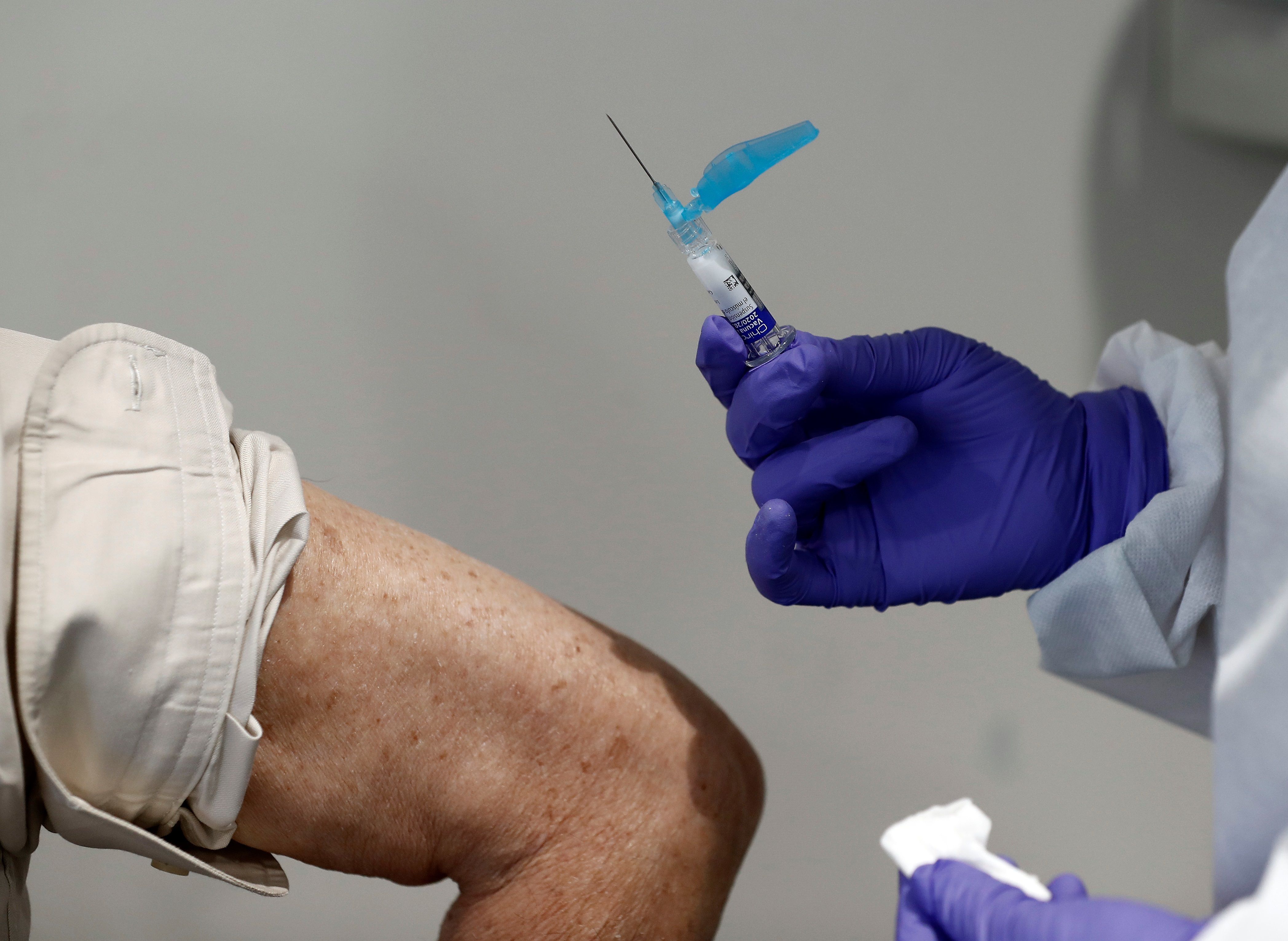 La empresa Sanofi Pasteur S.A. de C.V. fue la que alertó a la dependencia sobre el producto Fluzone Quadrivalent, vacuna de inmunización contra dicho virus. (Foto: EFE)