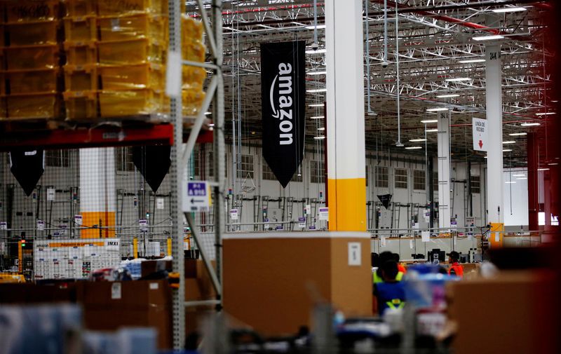 Imagen de archivo. El logo de Amazon se ve en el nuevo almacén de Amazon durante su anuncio de apertura en las afueras de Ciudad de México, México. 30 de julio de 2019. Fotografía tomada el 30 de julio de 2019. REUTERS / Carlos Jasso