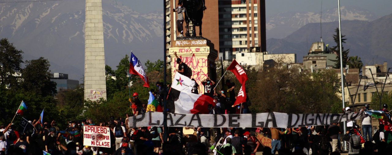 Chile.- Manifestantes pintan de rojo la estatua del general Baquedano de Plaza Italia, núcleo de las protestas en Chile