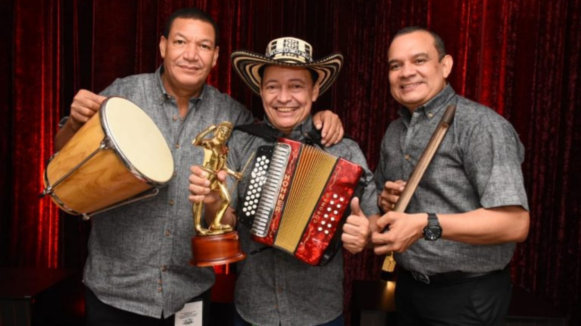 Manuel Vega, junto a sus músicos Aníbal Alfaro Simanca en la caja y Odacyr Alberto ‘Ñeko’ Montenegro González, en la guacharaca.
