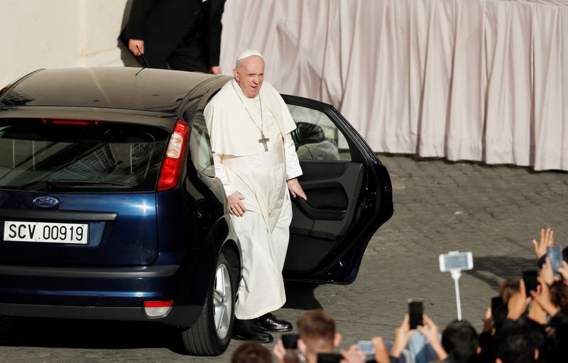 Papa Francisco llegando a la audiencia semanal general en el Vaticano
