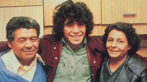 El primer sueldo del adolescente Diego Maradona: mucha pizza y el amor de Doña Tota