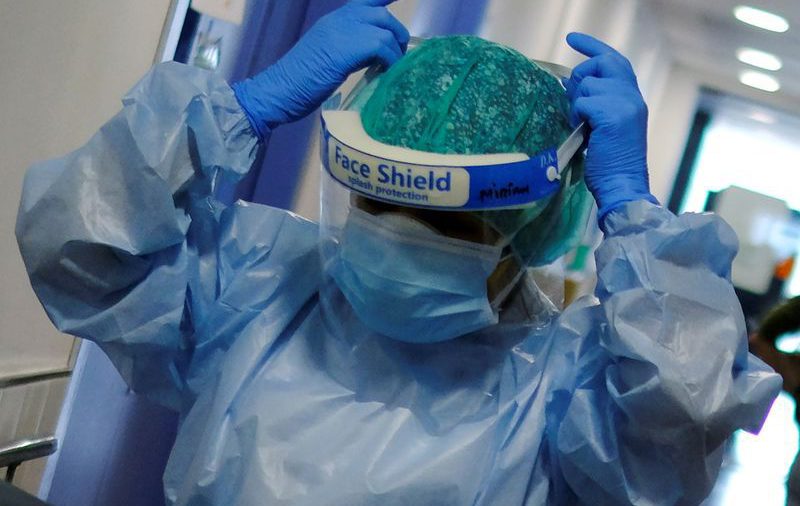 España pospone decisión sobre toques de queda para contener el virus; casos suben en 21.000
