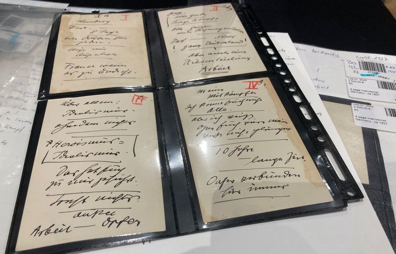 Cuatro artefactos de 1937 con la escritura a mano original de Adolf Hitler que serán vendidos por una casa de subastas de Múnich son exhibidos en Múnich, Alemania. 22 de octubre, 2020. REUTERS/Ralph Brock