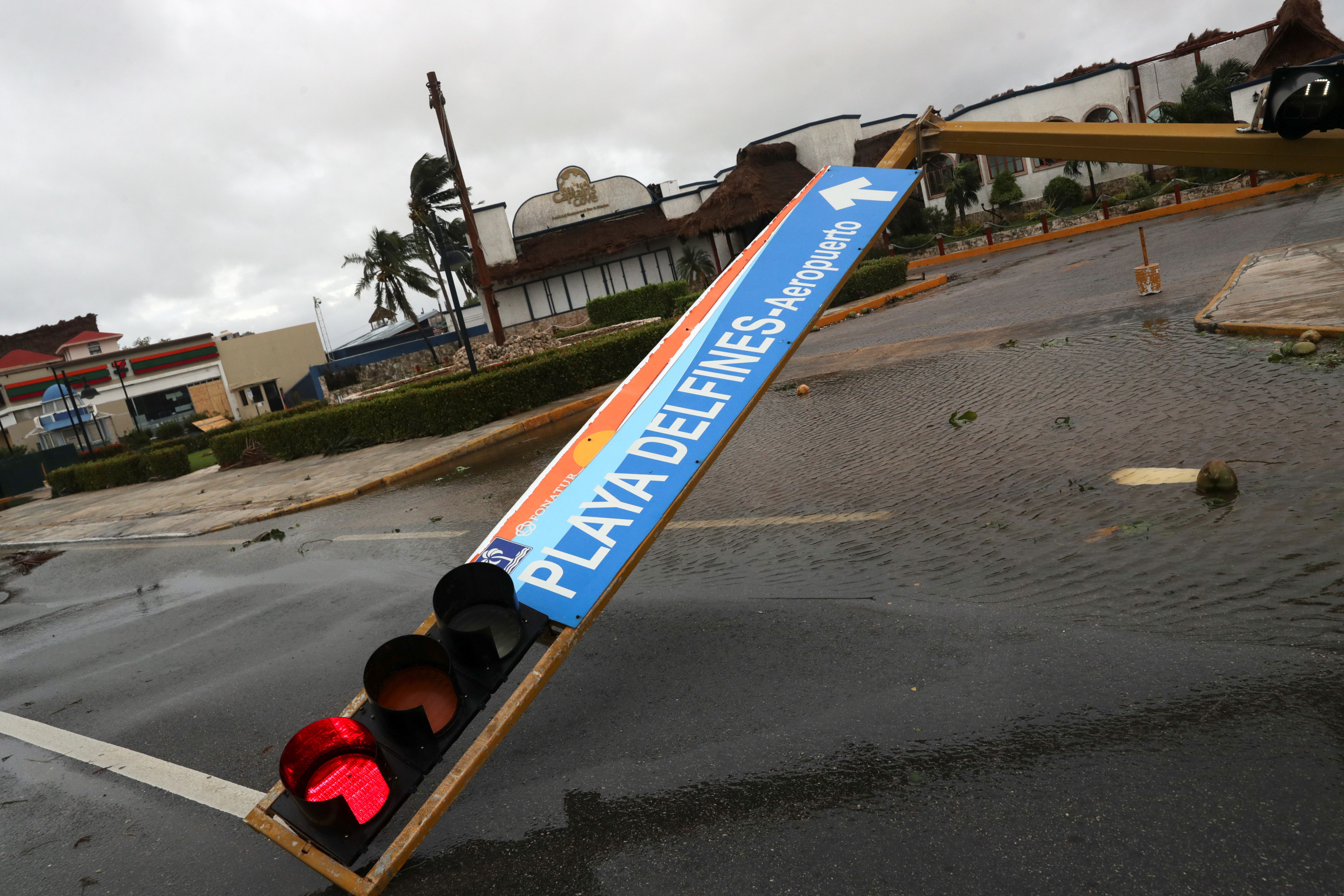 En Cancún, estructuras y señales de tráfico se dañaron por la fuerza de los vientos/7 de octubre (Foto: REUTERS/Henry Romero)