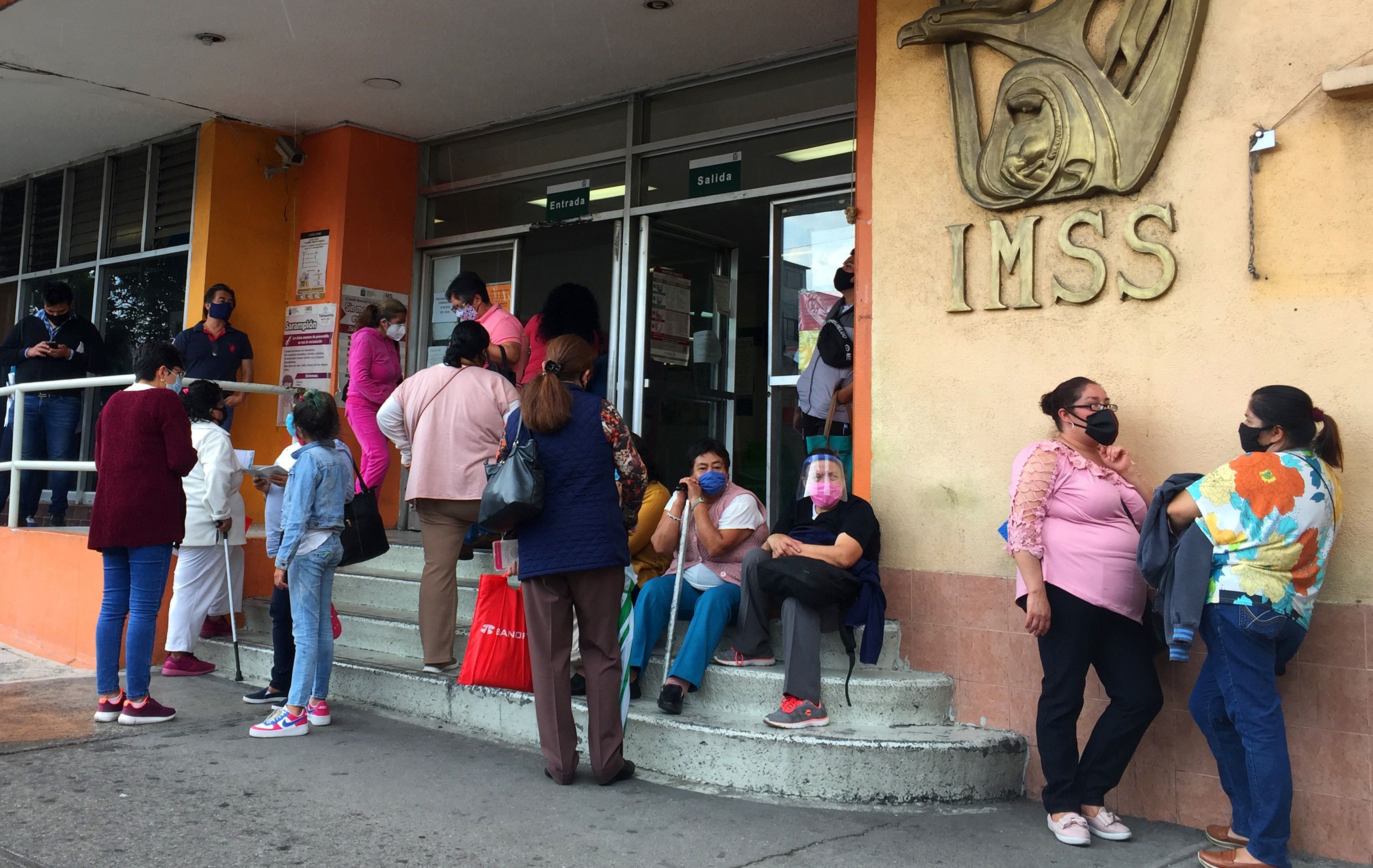 El Instituto Mexicano del Seguro Social (IMSS) reportó la pérdida de más de 1.1 millones de trabajos formales por la pandemia, si bien en los últimos dos meses se empezó a generar empleo. (Foto: EFE) 